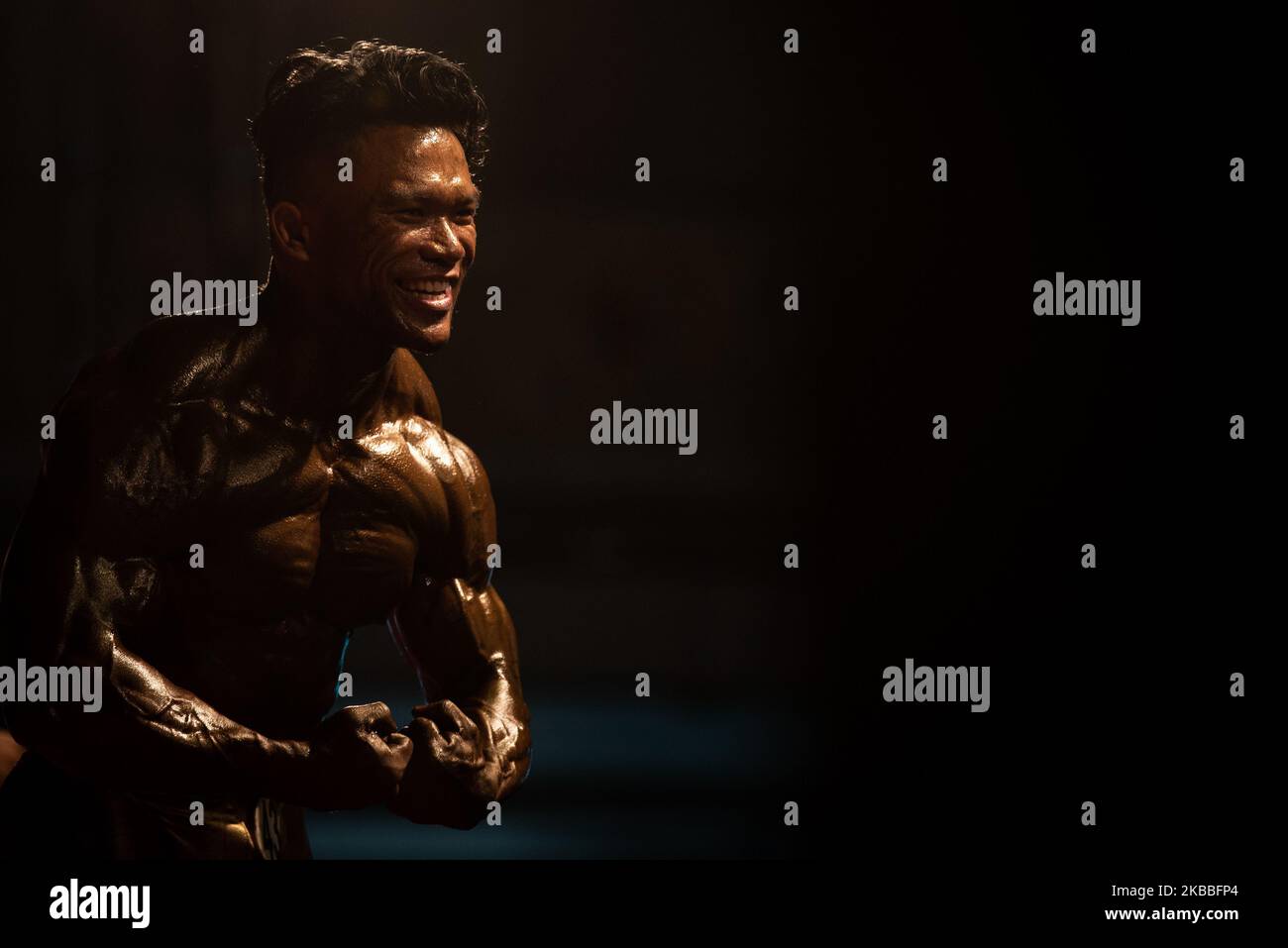 L'atleta di bodybuilding maschile posa sul palco durante il campionato statale e regionale di bodybuilding e modello fisico 46th a Yangon, Myanmar il 24 novembre 2019. (Foto di Shwe Paw Mya Tin/NurPhoto) Foto Stock