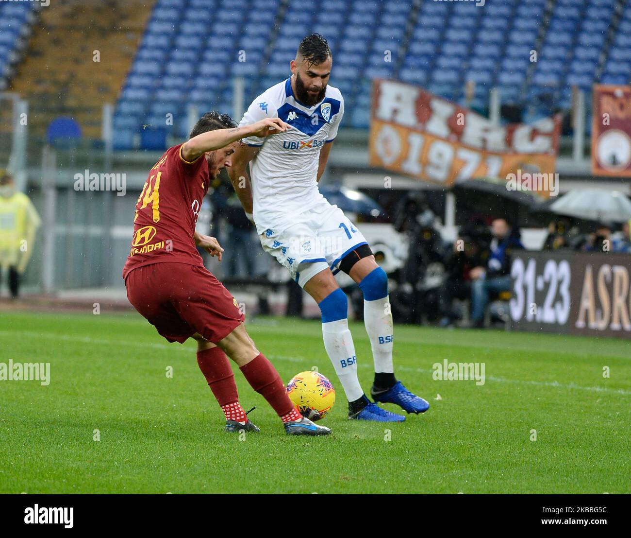 Alessandro Florenzi e il Cancelliere Jhon durante la Serie Italiana Una partita di calcio tra AS Roma e Brescia allo Stadio Olimpico di Roma, il 24 novembre 2019. (Foto di Silvia Lore/NurPhoto) Foto Stock