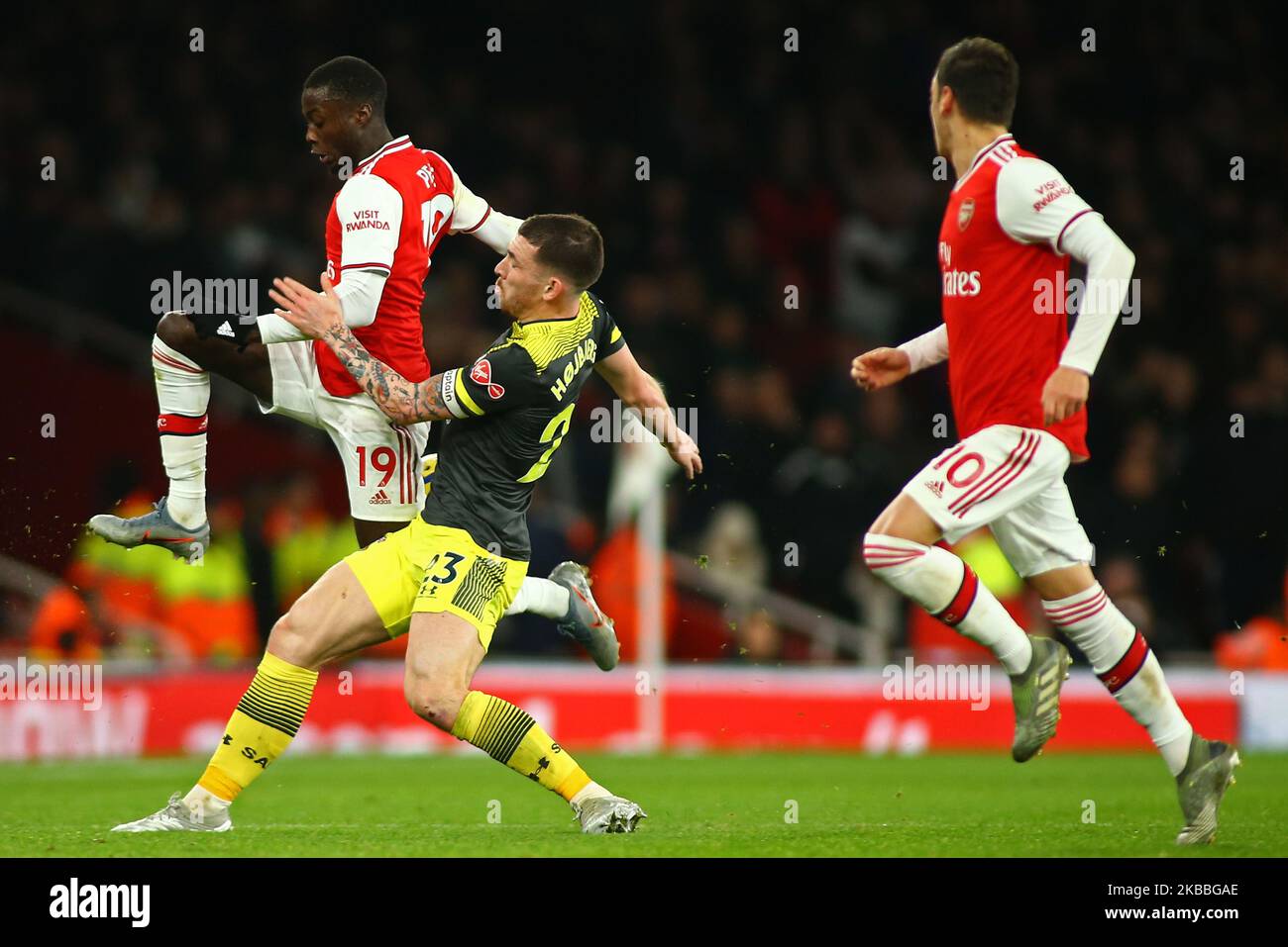 Nicolas Pepe, l'attaccante dell'Arsenal, evita un'azione del centrocampista di Southampton, Pierre-Emile Hojbjerg, durante la Premier League inglese tra l'Arsenal e Southampton, allo stadio Emirates , Londra, Inghilterra, il 23 novembre 2019. (Foto di Action Foto Sport/NurPhoto) Foto Stock