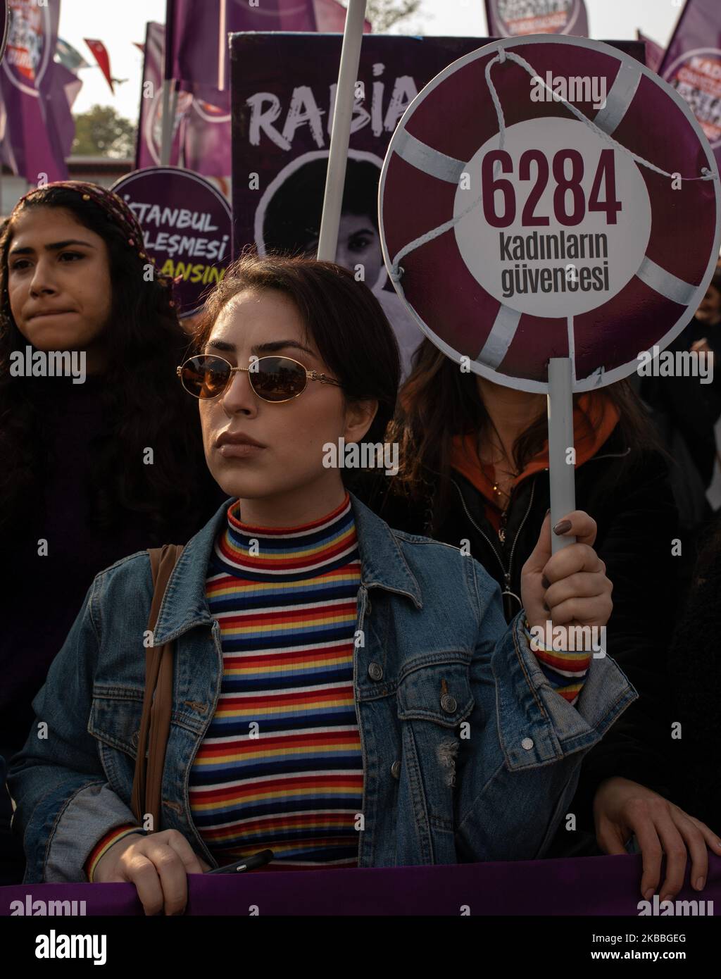 Le donne a Istanbul, in Turchia, il 24 novembre 2019 hanno protestato contro la violenza contro le donne. Di fronte all'omicidio e alla violenza, i difensori dei diritti delle donne chiedono norme che proteggano le donne, riducano le morti sospette che portano le donne al suicidio e limitano le riduzioni penali ai colpevoli. (Foto di Erhan Demirtas/NurPhoto) Foto Stock