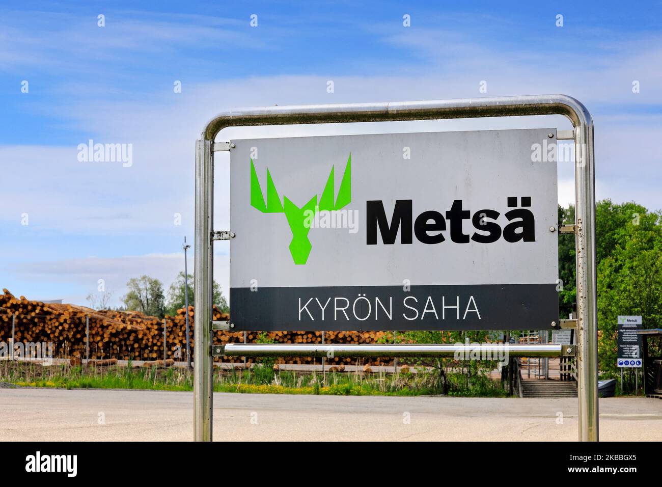 Logo del gruppo finlandese Metsä, un gruppo di industria forestale che opera sul mercato internazionale a Kyrö Sawmill, Kyrö, Finlandia. Giugno 11, 2022. Foto Stock