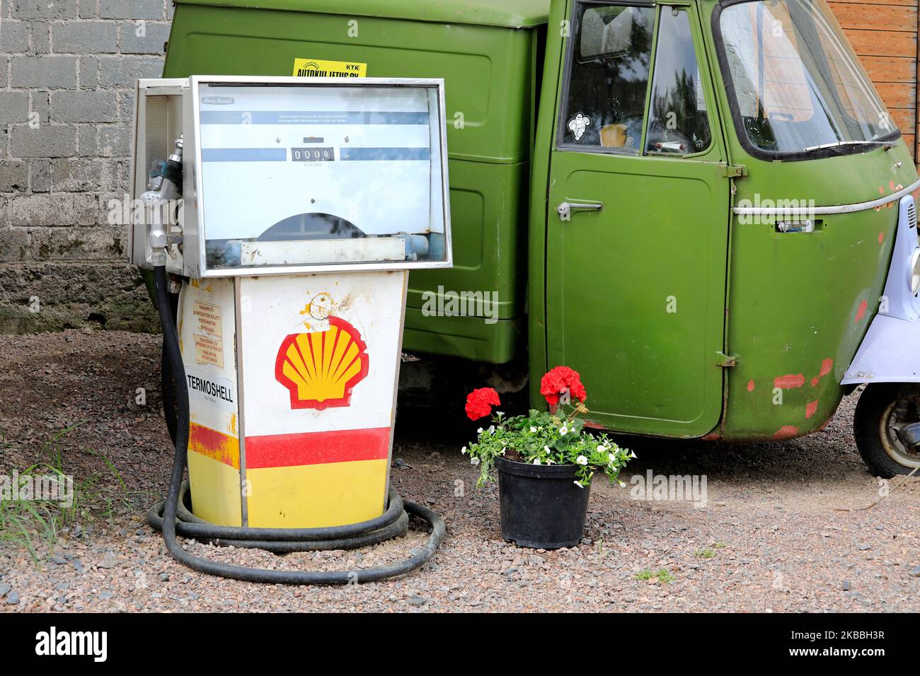 Distributore di benzina Old Shell della Avery-Hardoll in cantiere con veicolo Piaggio Ape verde a tre ruote. Riihikoski, Finlandia. Giugno 11, 2022. Foto Stock