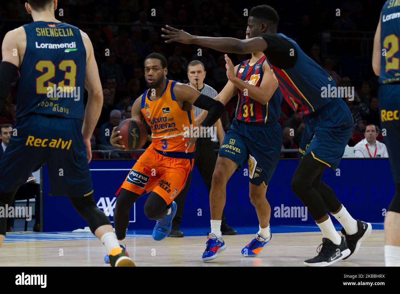 Jordan Loyd, #3 of Valencia Basket compete con Youssoupha Fall, #19 of Kirolbet Baskonia Vitoria Gasteiz in azione durante il 2019/2020 Liga Endesa Regular Season Round 10 gioco tra Kirolbet Baskonia Vitoria Gasteiz e Valencia Basket a Fernando Buesa Arena il 24 novembre 2019 a Vitoria-Gasteiz, Spagna (Foto di Frank Lovicario/NurPhoto) Foto Stock