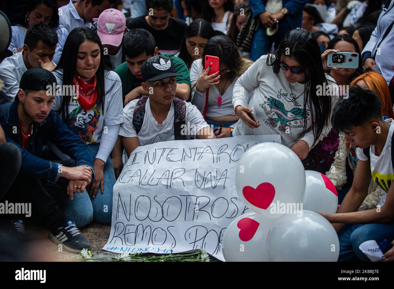 Manifestanti a Bogotà, Colombia, il 24 novembre 2019 piantando a sostegno di Dilan Cruz, il giovane gravemente ferito da Esmad il giovane è stato gravemente ferito sabato scorso, 23 novembre, nel centro di Bogotà, quando partecipava a una manifestazione. La sua parte medica è riservata, ma è noto che si trova in coma indotto. Centinaia di persone si sono radunate presso l'ospedale di San Ignacio dove è ammesso come simbolo di sostegno. (Foto di Juan Carlos Torres/NurPhoto) Foto Stock