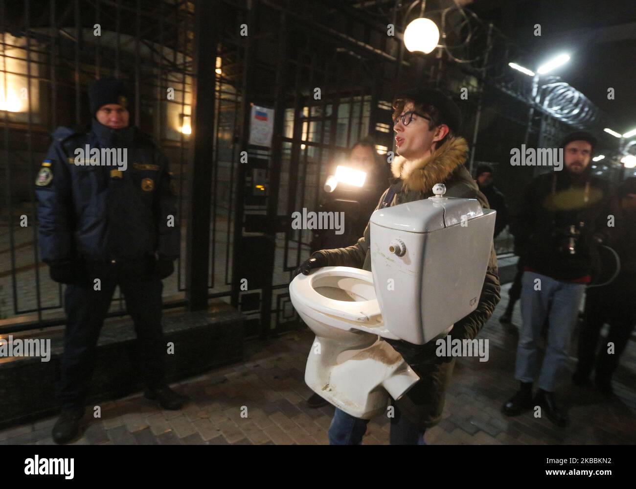 Gli attivisti ucraini portano ciò che hanno chiamato come aiuto umanitario per i russi durante il rally prank di fronte all'ambasciata russa a Kiev, Ucraina, il 25 novembre 2019. Le barche navali sequestrate dalla Russia vicino allo stretto di Kerch sono state restituite in Ucraina in condizioni terribili, il comandante della marina ucraino Ihor Voronchenko ha detto ai media. Le plafoniere, le prese e i servizi igienici sono stati strappati fuori dai vasi. La Russia ha bloccato il passaggio allo stretto di Kerch per il rimorchiatore ucraino "Yany Kapu" e due imbarcazioni armorate "Berdyansk" e "Nikopol", che erano in programma di rispiegamento dalla Bla Foto Stock