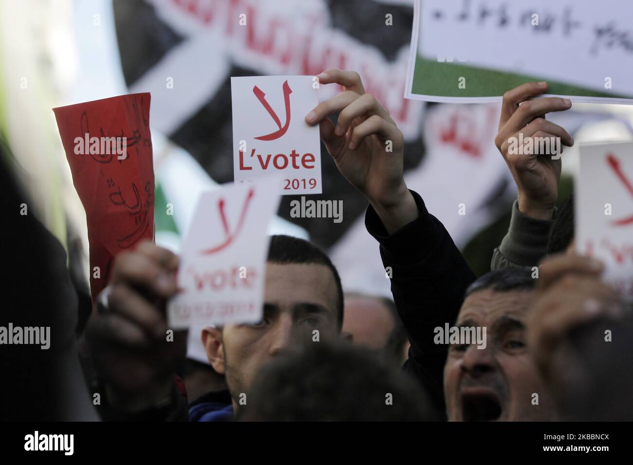 I manifestanti algerini grida slogan durante una marcia di protesta ad Algeri, Algeria, 26 novembre 2019. Secondo alcuni rapporti, i manifestanti chiedono un cambiamento radicale del sistema e rifiutano le elezioni presidenziali del 12 dicembre (Foto di Billal Bensalem/NurPhoto) Foto Stock