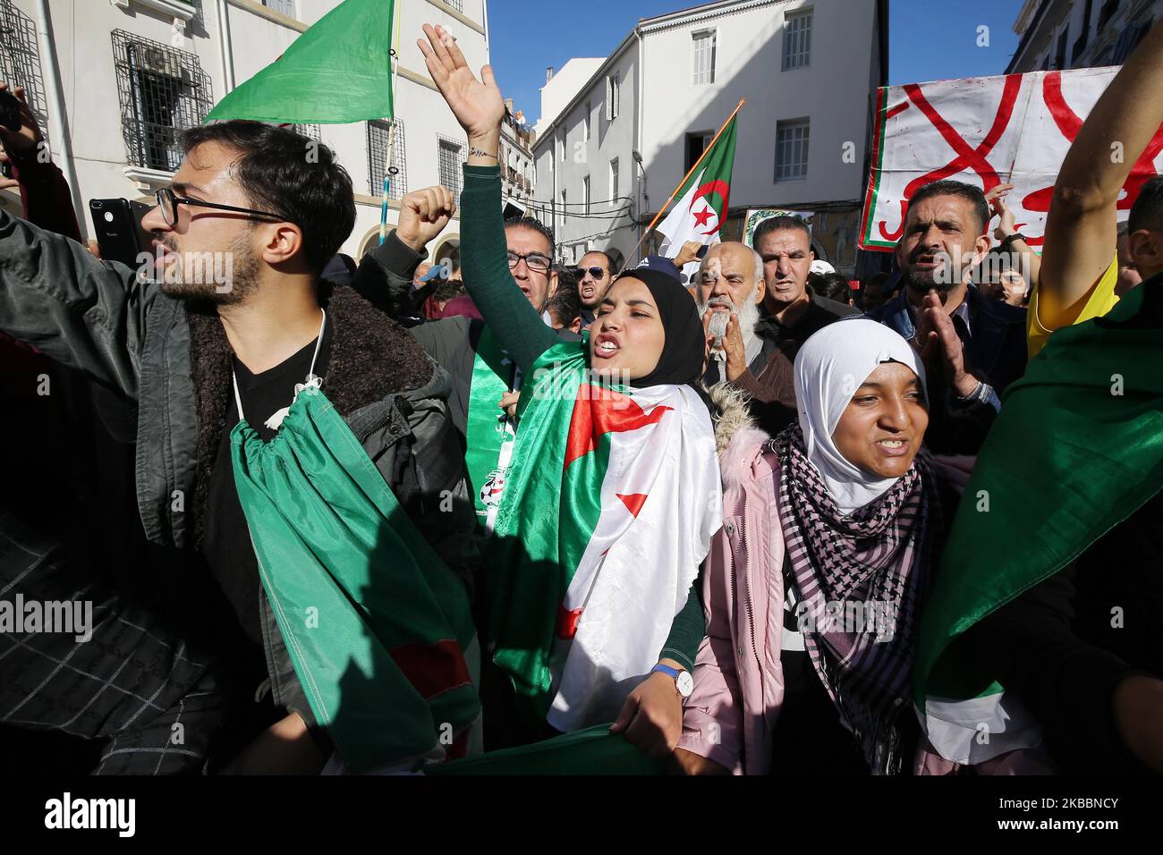 I manifestanti algerini grida slogan durante una marcia di protesta ad Algeri, Algeria, 26 novembre 2019. Secondo alcuni rapporti, i manifestanti chiedono un cambiamento radicale del sistema e rifiutano le elezioni presidenziali del 12 dicembre (Foto di Billal Bensalem/NurPhoto) Foto Stock