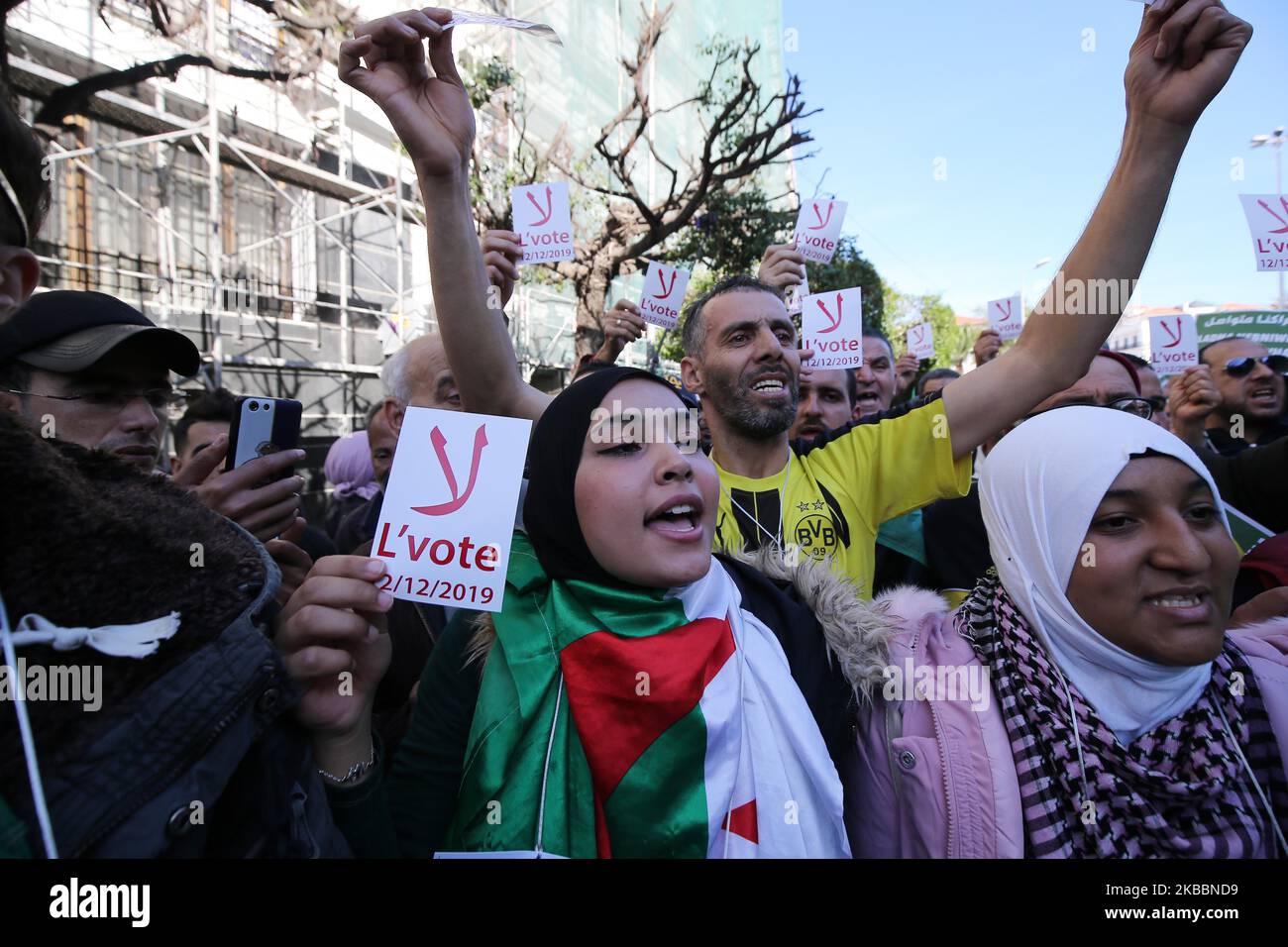 I manifestanti algerini grida slogan durante una marcia di protesta ad Algeri, Algeria, 26 novembre 2019. Secondo alcuni rapporti, i manifestanti chiedono un cambiamento radicale del sistema e rifiutano le elezioni presidenziali del 12 dicembre (Foto di Billal Bensalem/NurPhoto) Foto Stock