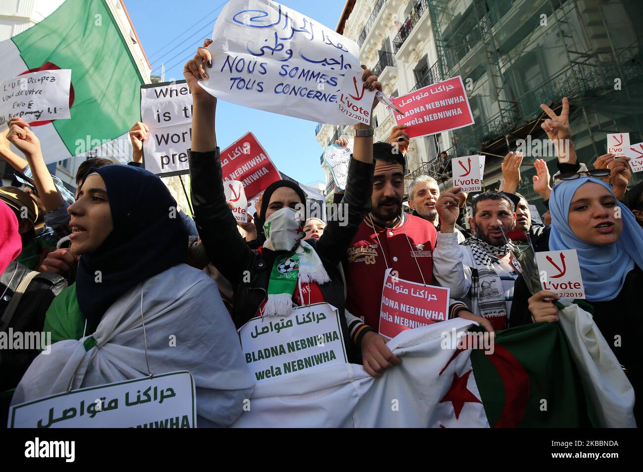 I manifestanti algerini grida slogan durante una marcia di protesta ad Algeri, Algeria, 26 novembre 2019. Secondo alcuni rapporti, i manifestanti chiedono un cambiamento radicale del sistema e rifiutano le elezioni presidenziali del 12 dicembre (Foto di Billal Bensalem/NurPhoto) Foto Stock