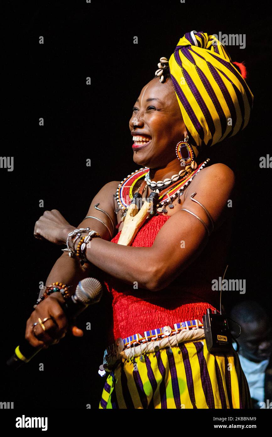 Fatoamata Diawara si esibisce in diretta presso i magazzini generali il 26 novembre 2019 a Milano. Fatoumata Diawara è una cantante-cantautrice del Malian e una nomina al Grammy Award. Ha ricevuto due nomination al Grammy Awards 61st per il miglior album di musica del mondo per il suo album Fenfo e la miglior registrazione di danza per Ultimatum con la band inglese Disclosure (Photo by Mairo Cinquetti/NurPhoto) Foto Stock