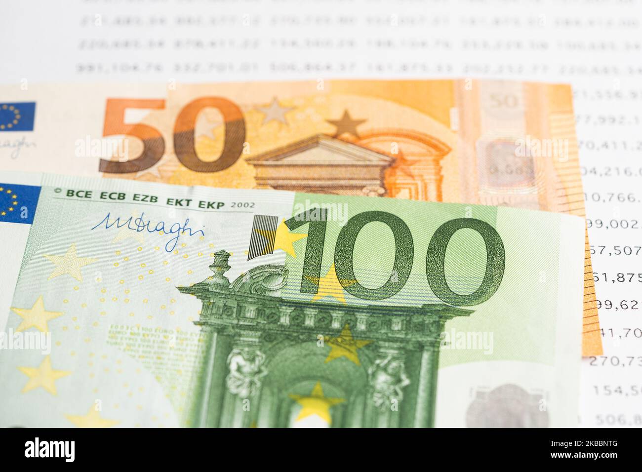 Banconote in euro su foglio elettronico, conto bancario, Investment Analytic Research data economy, trading, Business Company Concept. Foto Stock