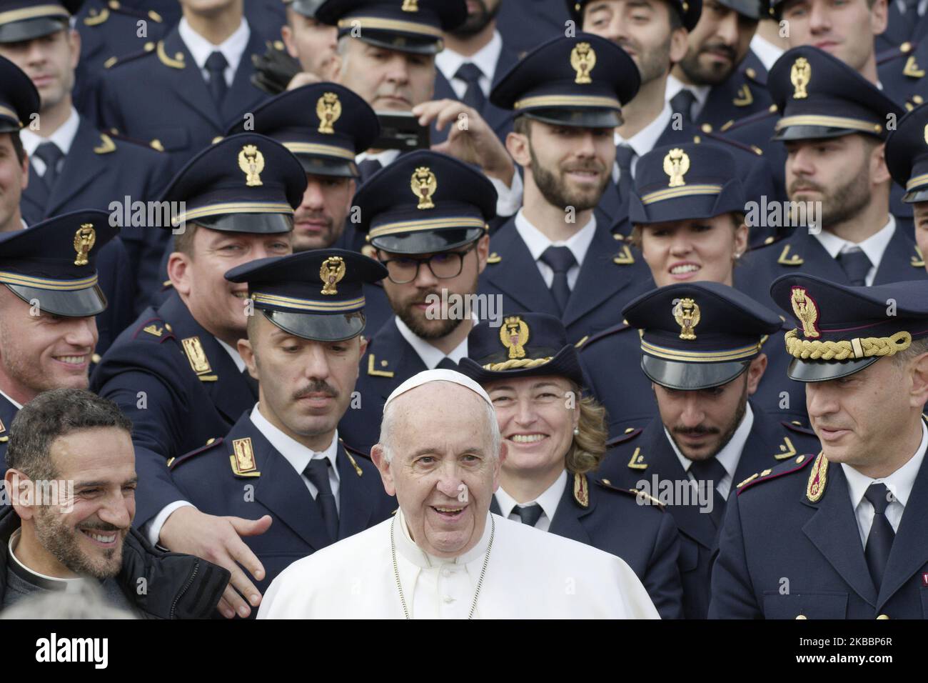 Papa Francesco pone con un gruppo di poliziotti italiani durante la sua udienza generale settimanale, in Piazza San Pietro, in Vaticano, mercoledì 27 novembre 2019. (Foto di massimo Valicchia/NurPhoto) Foto Stock