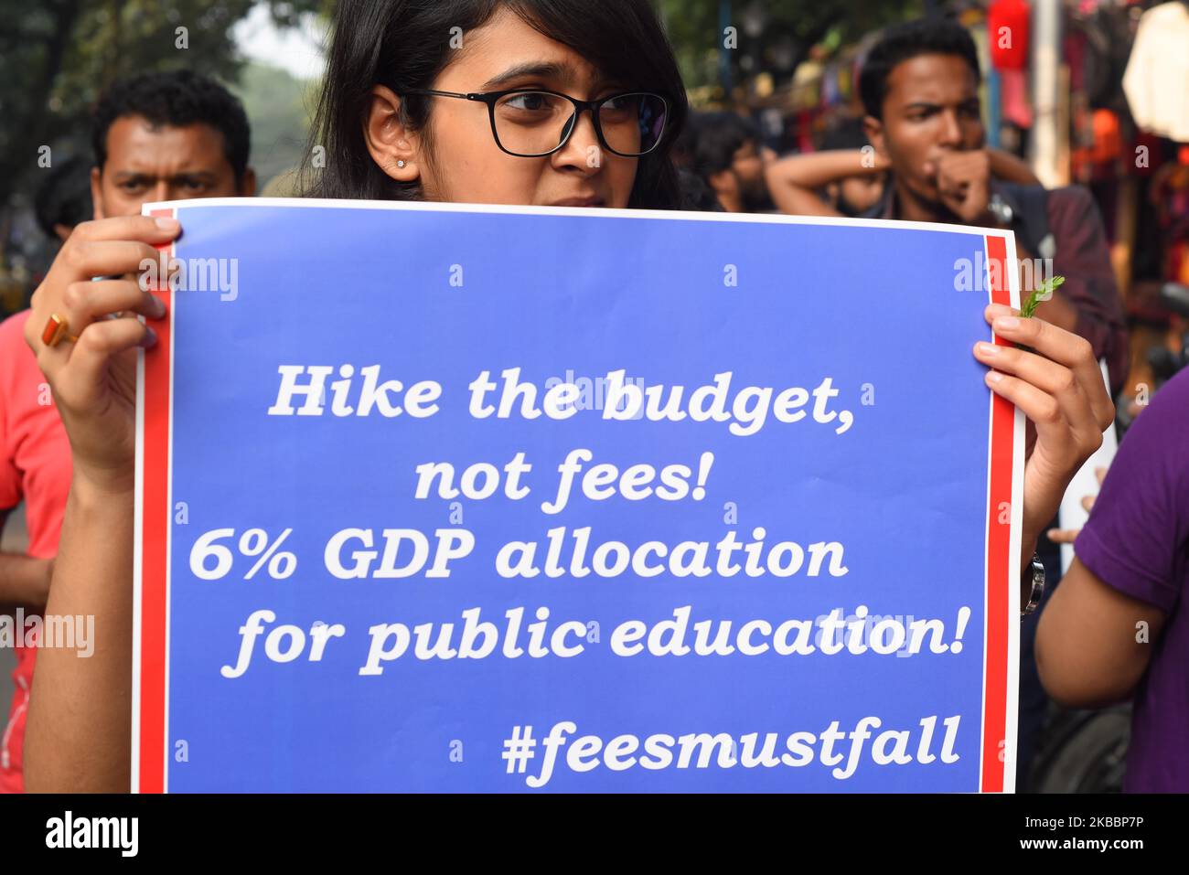 Studenti, Alumni della Jawaharlal Nehru University (JNU) alla parte in un rally di protesta contro il Center modi Governo mela per la Save Public Education e National Day di protesta in difesa di Affordable and Accessible Education il 27,2019 novembre a Kolkata, India. Nella dichiarazione, circa 80 studenti e facoltà dell'IIT Gandhinagar condannano l'università â€œrepressive administrationâ€ ed esprimono sostegno agli studenti dell'JNU per la lotta alla privatizzazione e alla contrattualizzazione dell'istruzione superiore. Chiamando l'amministrazione â€˜authoritarianâ€™, la dichiarazione dice che l'agitazione da Foto Stock