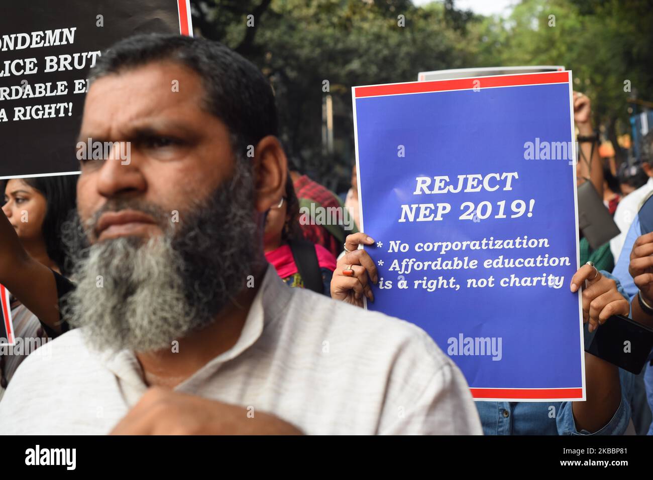 Studenti, Alumni della Jawaharlal Nehru University (JNU) alla parte in un rally di protesta contro il Center modi Governo mela per la Save Public Education e National Day di protesta in difesa di Affordable and Accessible Education il 27,2019 novembre a Kolkata, India. Nella dichiarazione, circa 80 studenti e facoltà dell'IIT Gandhinagar condannano l'università â€œrepressive administrationâ€ ed esprimono sostegno agli studenti dell'JNU per la lotta alla privatizzazione e alla contrattualizzazione dell'istruzione superiore. Chiamando l'amministrazione â€˜authoritarianâ€™, la dichiarazione dice che l'agitazione da Foto Stock