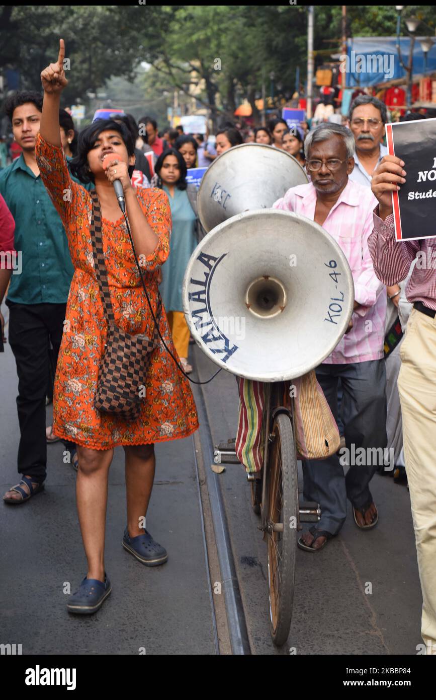 Studenti, Alumni della Jawaharlal Nehru University (JNU) alla parte in un rally di protesta contro il Center modi Governo mela per la Save Public Education e National Day di protesta in difesa di Affordable and Accessible Education il 27,2019 novembre a Kolkata, India. Nella dichiarazione, circa 80 studenti e facoltà dell'IIT Gandhinagar condannano l'università â€œrepressive administrationâ€ ed esprimono sostegno agli studenti dell'JNU per la lotta alla privatizzazione e alla contrattualizzazione dell'istruzione superiore. Chiamando l'amministrazione â€˜authoritarianâ€™, la dichiarazione dice che l'agitazione da Foto Stock