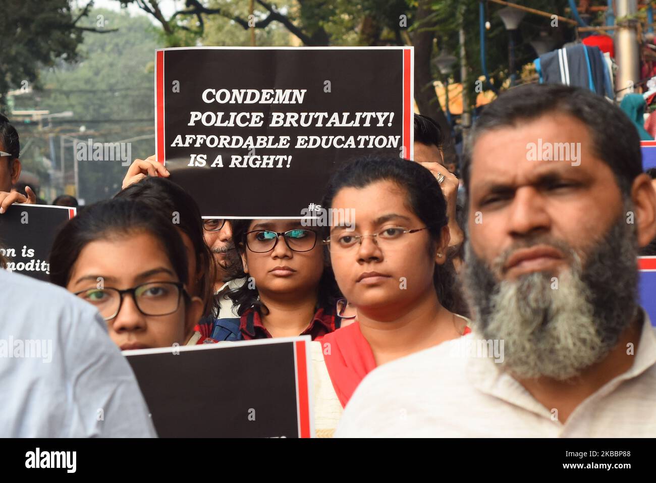 Studenti, Alumni della Jawaharlal Nehru University (JNU) alla parte in un rally di protesta contro il Center modi Governo mela per la Save Public Education e National Day di protesta in difesa di Affordable and Accessible Education il 27,2019 novembre a Kolkata, India. Nella dichiarazione, circa 80 studenti e facoltà dell'IIT Gandhinagar condannano l'università â€œrepressive administrationâ€ ed esprimono sostegno agli studenti dell'JNU per la lotta alla privatizzazione e alla contrattualizzazione dell'istruzione superiore. Chiamando l'amministrazione â€˜authoritarianâ€™, la dichiarazione dice che l'agitazione da Foto Stock