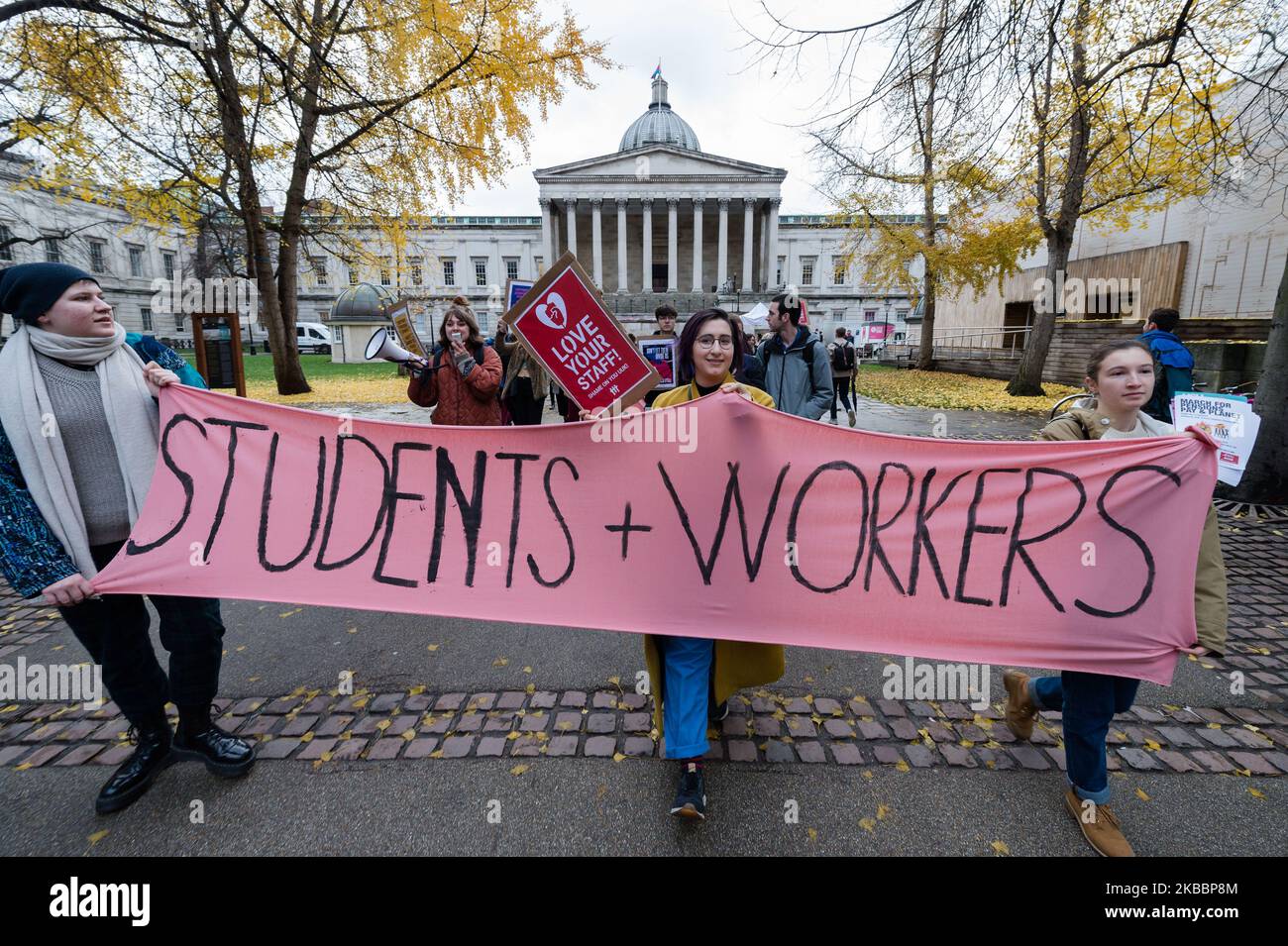 Gli studenti e il personale di istruzione superiore e superiore partecipano a una marcia di protesta presso il campus dell'University College London (UCL) a sostegno degli scioperi del personale universitario il 27 novembre 2019 a Londra, Inghilterra. Il personale dell'istruzione superiore è uscito il 25th novembre presso 60 università britanniche per otto giorni di azione industriale indetta dall'Università e dall'Unione del Collegio (UCU) sulle pensioni, le retribuzioni e le condizioni di apprendimento. (Foto di Wiktor Szymanowicz/NurPhoto) Foto Stock