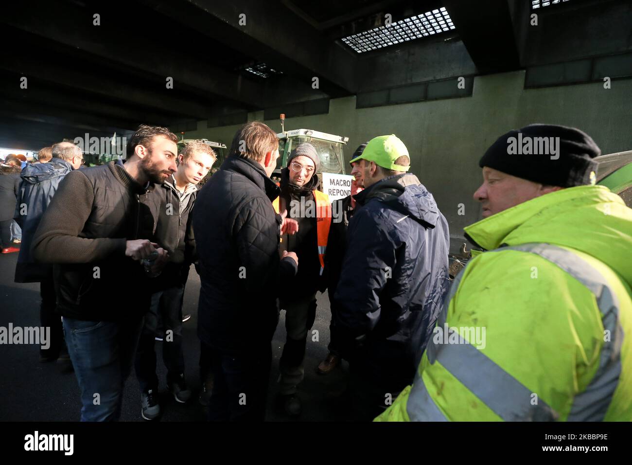 Gli agricoltori francesi guidano i loro trattori sulla circonvallazione parigina (Peripherique) a Porte Dauphine a Parigi il 27 novembre 2019, durante una protesta contro le politiche governative. Centinaia di agricoltori francesi sono scesi a Parigi con il trattore per protestare contro le lotte della comunità agricola e fare pressione sulle catene di supermercati per pagare loro di più per i loro prodotti. Circa 340 chilometri (210 miglia) di contropunta sono stati segnalati durante l'ora di punta a Parigi come convogli di trattori che hanno intaccato il traffico lungo le strade principali verso la capitale. (Foto di Michel Stoupak/NurPhoto) Foto Stock