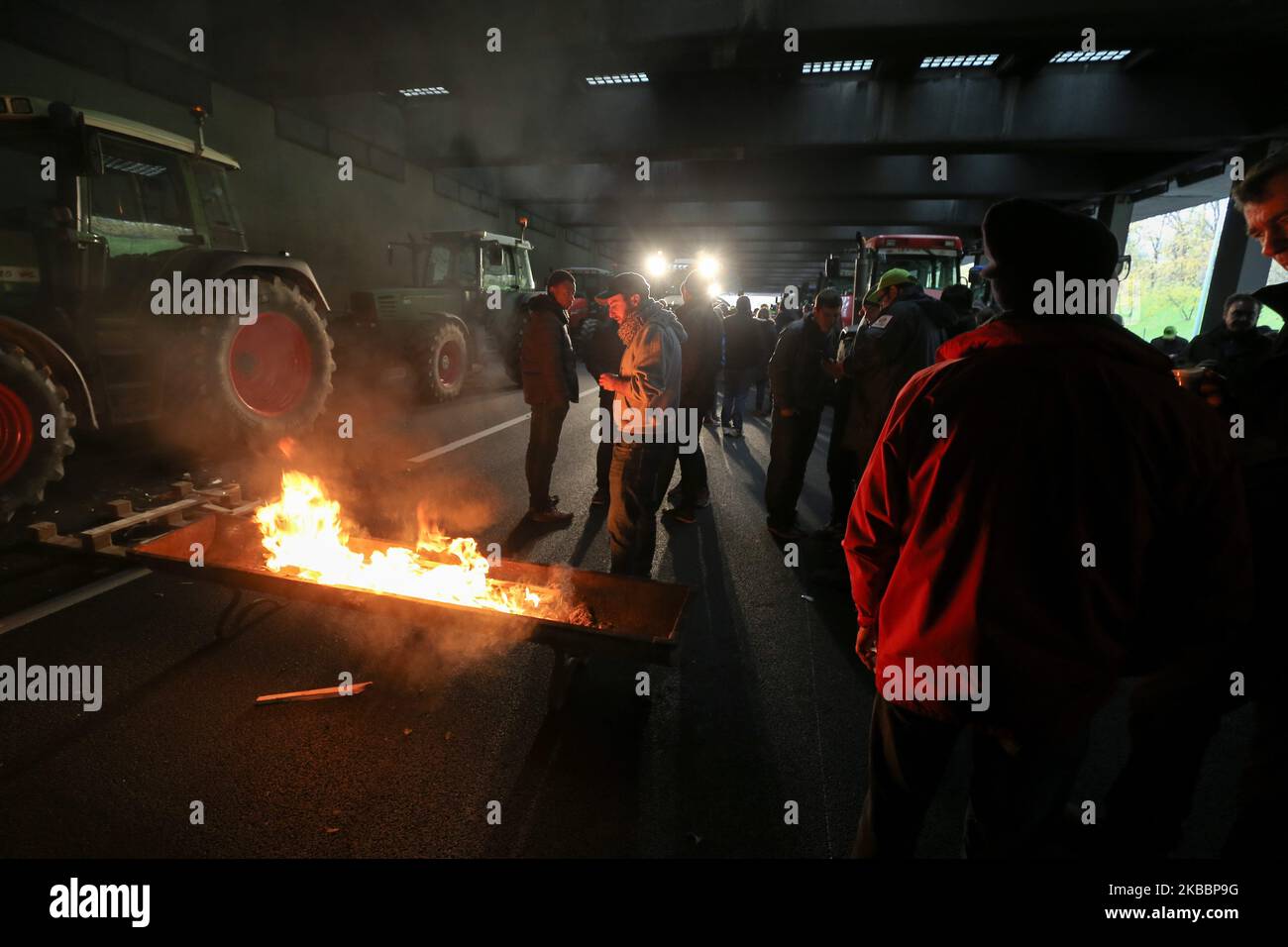 Gli agricoltori francesi guidano i loro trattori sulla circonvallazione parigina (Peripherique) a Porte Dauphine a Parigi il 27 novembre 2019, durante una protesta contro le politiche governative. Centinaia di agricoltori francesi sono scesi a Parigi con il trattore per protestare contro le lotte della comunità agricola e fare pressione sulle catene di supermercati per pagare loro di più per i loro prodotti. Circa 340 chilometri (210 miglia) di contropunta sono stati segnalati durante l'ora di punta a Parigi come convogli di trattori che hanno intaccato il traffico lungo le strade principali verso la capitale. (Foto di Michel Stoupak/NurPhoto) Foto Stock