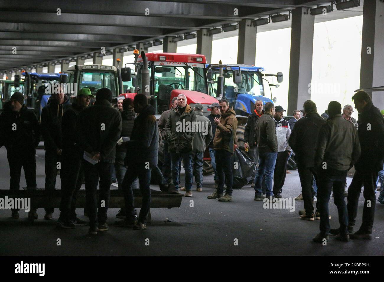 Gli agricoltori francesi guidano i loro trattori sulla circonvallazione parigina (Peripherique) a Porte Dauphine a Parigi il 27 novembre 2019, durante una protesta contro le politiche governative. Centinaia di agricoltori francesi sono scesi a Parigi con il trattore per protestare contro le lotte della comunità agricola e fare pressione sulle catene di supermercati per pagare loro di più per i loro prodotti. Circa 340 chilometri (210 miglia) di contropunta sono stati segnalati durante l'ora di punta a Parigi come convogli di trattori che hanno intaccato il traffico lungo le strade principali verso la capitale. (Foto di Michel Stoupak/NurPhoto) Foto Stock