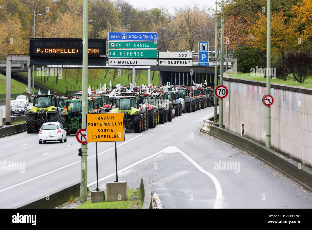 Gli agricoltori francesi guidano i loro trattori sulla circonvallazione parigina (Peripherique) a Porte Dauphine a Parigi il 27 novembre 2019, durante una protesta contro le politiche governative. Centinaia di agricoltori francesi sono scesi a Parigi con il trattore per protestare contro le lotte della comunità agricola e fare pressione sulle catene di supermercati per pagare loro di più per i loro prodotti. Circa 340 chilometri (210 miglia) di contropunta sono stati segnalati durante l'ora di punta a Parigi come convogli di trattori che hanno intaccato il traffico lungo le strade principali verso la capitale. (Foto di Michel Stoupak/NurPhoto) Foto Stock