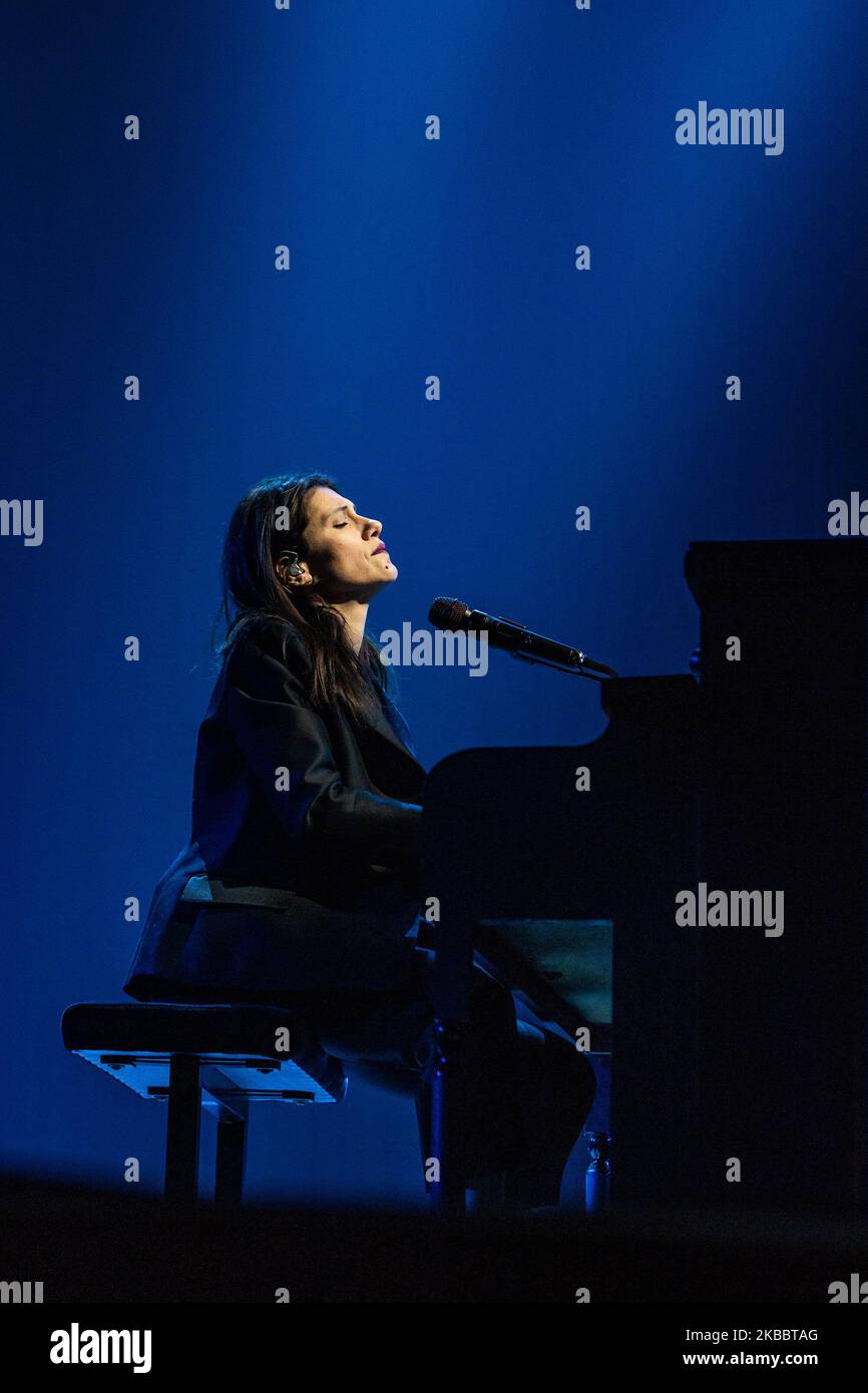 La cantante italiana Elisa (Elisa Toffoli) suona a Milano durante il suo tour dei Diari Aperti al Mediolanum Forum il 27 novembre 2019 a Milano. (Foto di Valeria Portinari/NurPhoto) Foto Stock