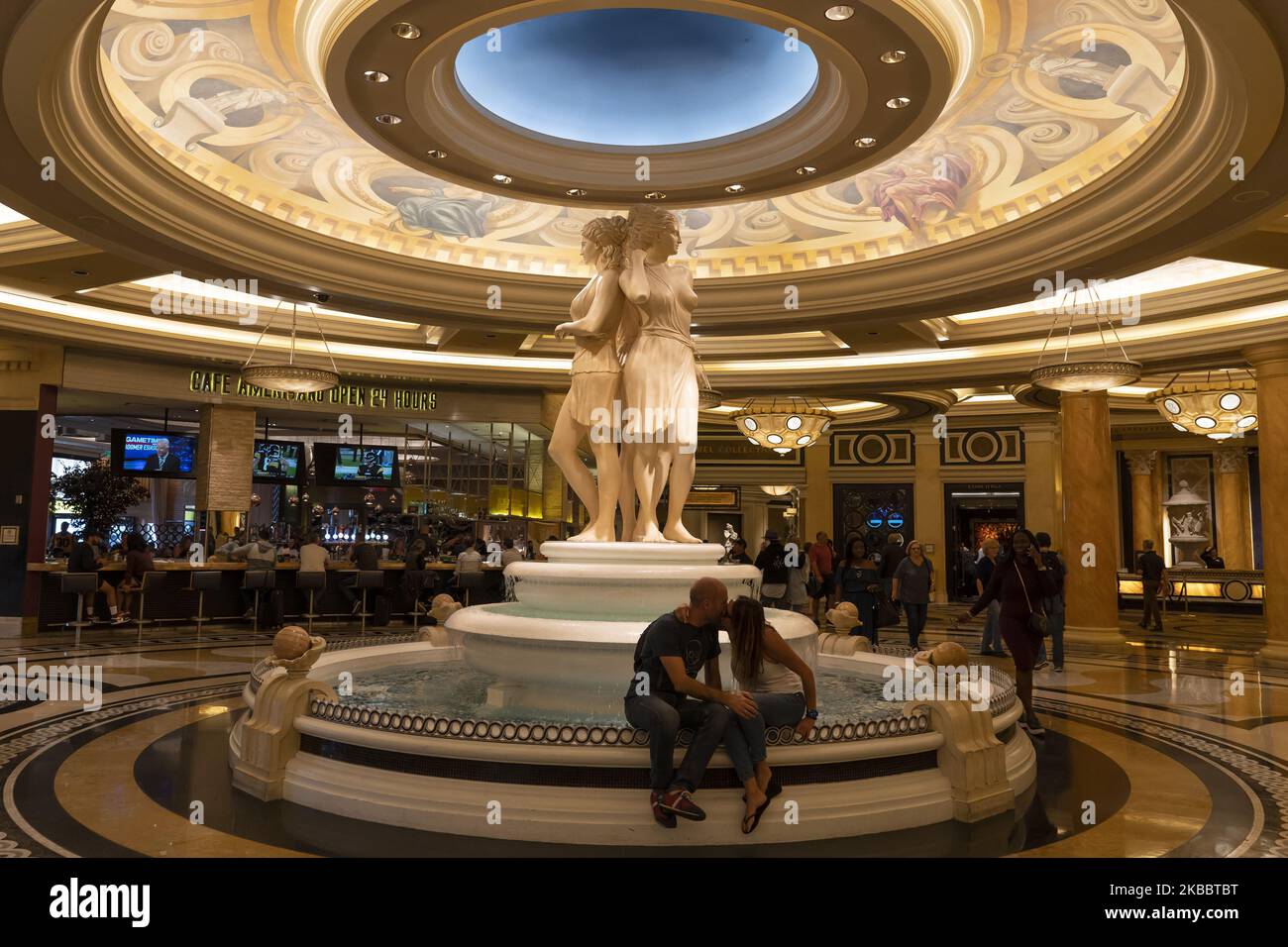 Un paio di baci alla fontana nella hall del casinò hotel Caesar Palace a la Vegas (U.S.A) (Foto di Joaquin Gomez Sastre/NurPhoto) Foto Stock