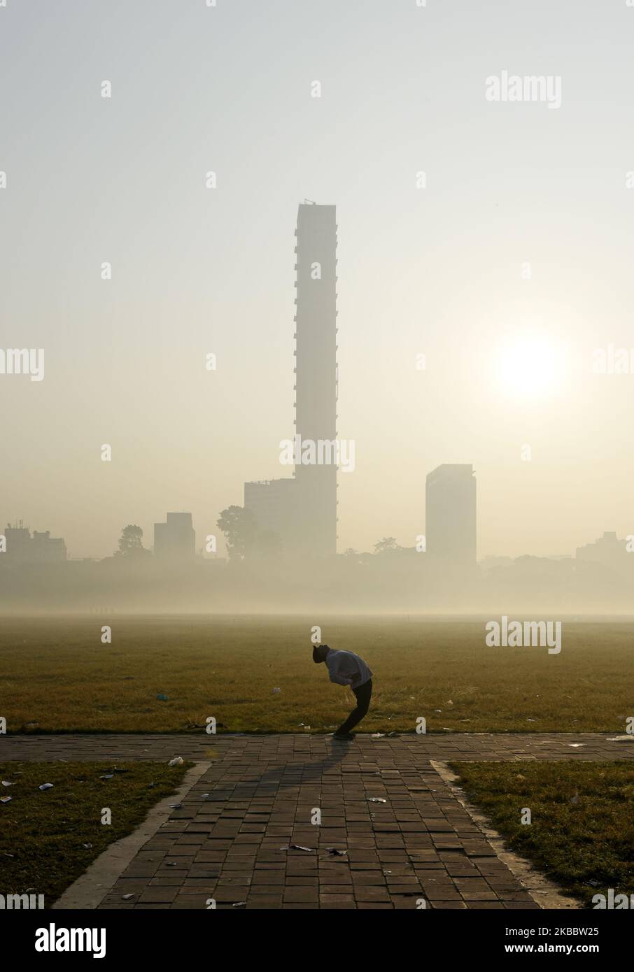 Smog a Kolkata, India, 29 novembre 2019. Secondo i media report, il regolatore federale dell'inquinamento indiano ha messo in guardia le centrali elettriche a carbone intorno a Nuova Delhi, che non rispettano le scadenze per rispettare gli standard sulle emissioni. (Foto di Indranil Aditya/NurPhoto) Foto Stock