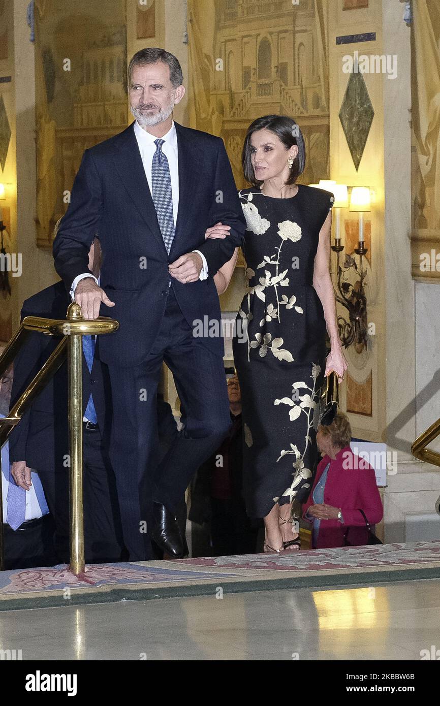 Il re spagnolo Felipe VI e la regina Letizia partecipano alla cerimonia di consegna del premio giornalistico "Francisco Cerecedo" 35th al Palace Hotel di Madrid, Spagna, 28 novembre 2019. Lo scrittore e giornalista spagnolo Javier Cercas riceverà il premio giornalistico "Francisco Cerecedo". (Foto di Oscar Gonzalez/NurPhoto) Foto Stock