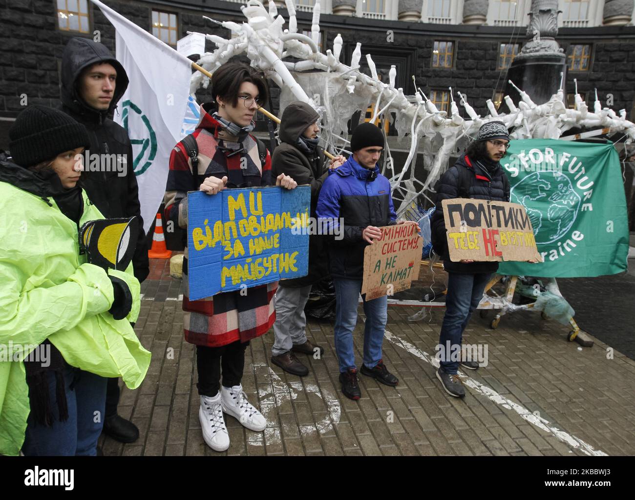 I dimostranti climatici partecipano allo "sciopero globale sul clima", come parte delle manifestazioni settimanali del venerdì per il futuro movimento giovanile, presso l'edificio del governo ucraino a Kiev, Ucraina, il 29 novembre 2019. Il 28 novembre 2019 il Parlamento europeo ha approvato una risoluzione che dichiara un'emergenza climatica e ambientale in Europa e nel mondo. (Foto di Str/NurPhoto) Foto Stock