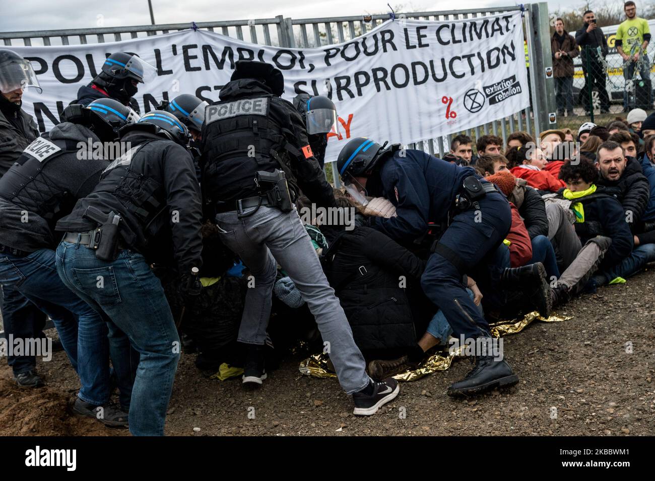 I dimostranti si scontrano con la polizia antisommossa durante una protesta di blocco del deposito amazzonico a Saint Priest, vicino Lione, Francia, il 29 novembre 2019 da parte di vari gruppi ambientali come ANV-COP 21, Alternatiba, Attac e la ribellione di estinzione, in occasione della giornata di mobilitazione contro il Venerdì Nero chiamata Block Friday. I manifestanti sono stati evacuati con violenza dalla polizia a metà mattinata. (Foto di Nicolas Liponne/NurPhoto) Foto Stock