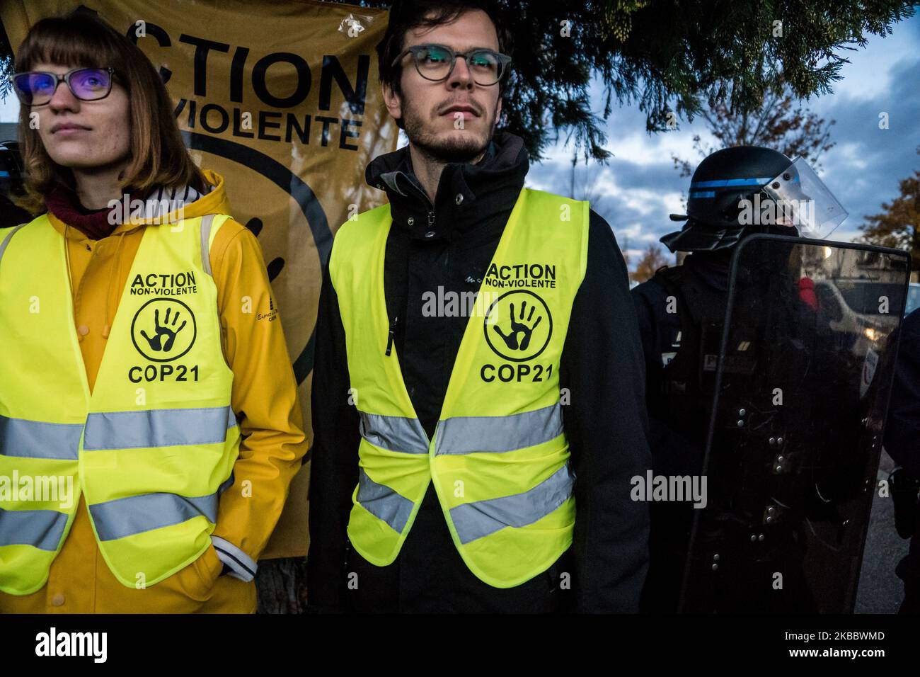 Blocco del deposito amazzonico a Saint Priest, vicino Lione, Francia, il 29 novembre 2019 da parte di vari gruppi ambientali come ANV-COP 21, Alternatiba, Attac e la ribellione estinzione, in occasione della giornata di mobilitazione contro il Venerdì Nero chiamato Block Friday. I manifestanti sono stati evacuati con violenza dalla polizia a metà mattinata. (Foto di Nicolas Liponne/NurPhoto) Foto Stock