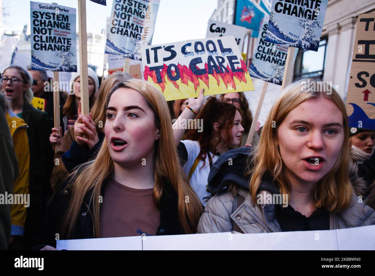 Gli attivisti marciano lungo Cockspur Street durante l'ultima dimostrazione di "colpo sul clima" a Londra, Inghilterra, il 29 novembre 2019. Lo sciopero sul clima di oggi si avvicina alla fine di un anno in cui l'attivismo sul clima ha preso il centro della scena nelle città di tutto il mondo, guidato sia dal movimento di attaccante del venerdì per il futuro ispirato a Greta Thunberg, sia dagli attivisti della ribellione dell'estinzione altrettanto globale. La prossima settimana avrà inizio a Madrid la conferenza ONU sui cambiamenti climatici del COP25, della durata di due settimane. (Foto di David Cliff/NurPhoto) Foto Stock