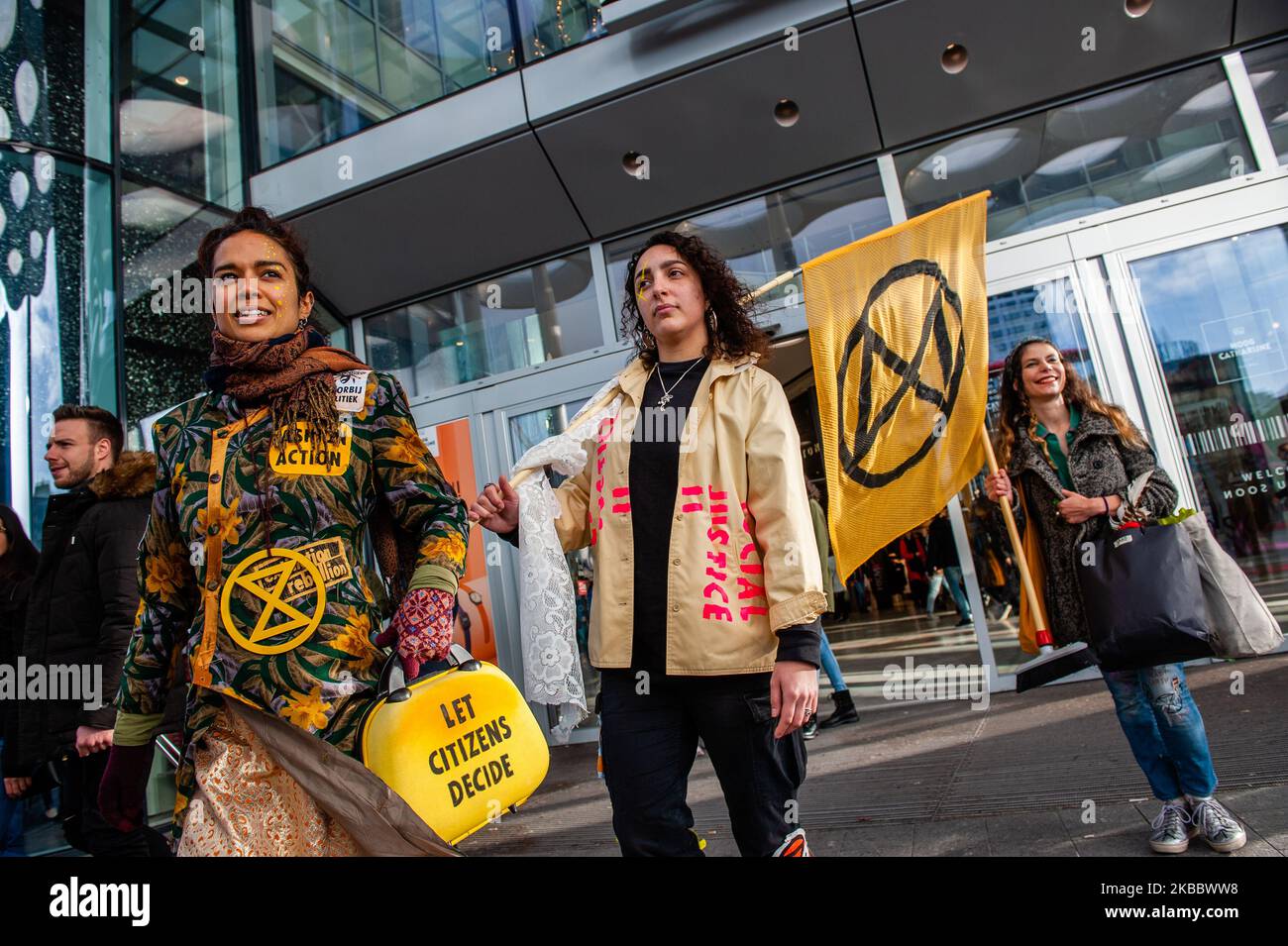 I modelli XR escono dal centro commerciale prima di iniziare la mostra di moda XR che si è svolta a Utrecht, il 29th novembre 2019. (Foto di Romy Arroyo Fernandez/NurPhoto) Foto Stock