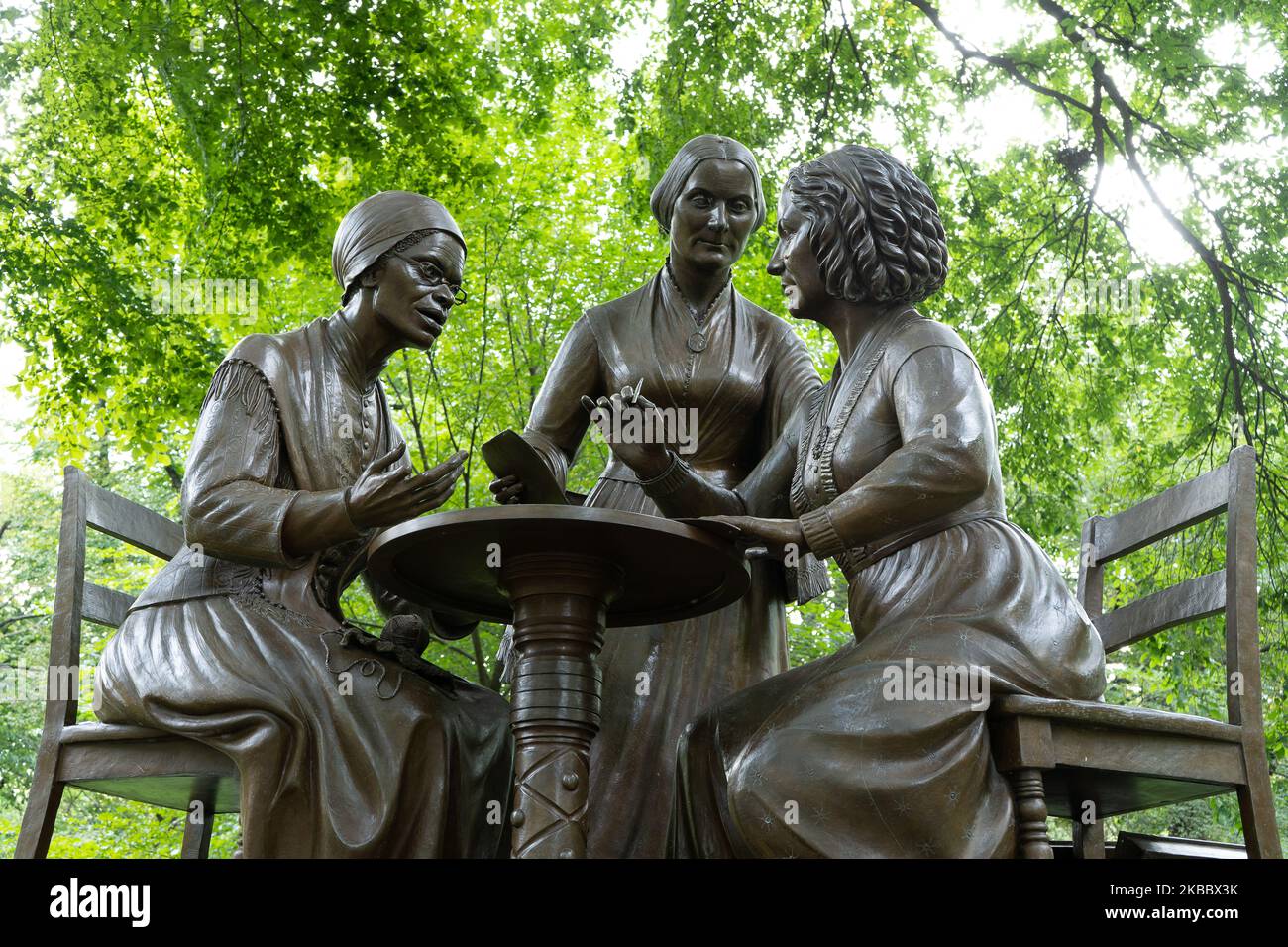 Women's Rights Pioneers Monument a Central Park, New York. Scultura in bronzo di 3 donne sedute su sedie e in discussione sui diritti delle donne. Foto Stock