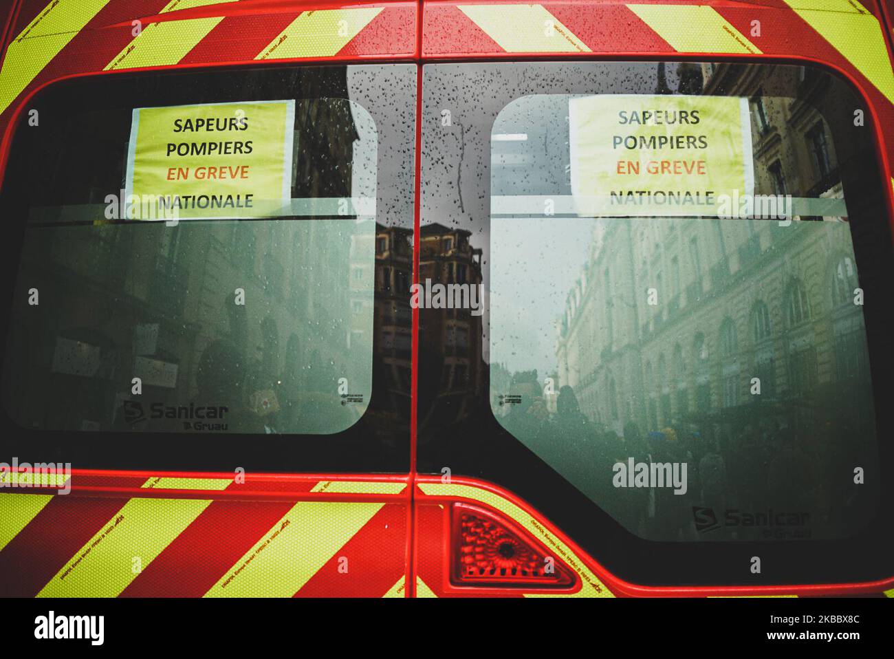 Pompiere in sciopero passando troo la dimostrazione di sciopero per climi a Rennes, Francia , 29th novembre 2019 (Foto di Vernault Quentin/NurPhoto) Foto Stock