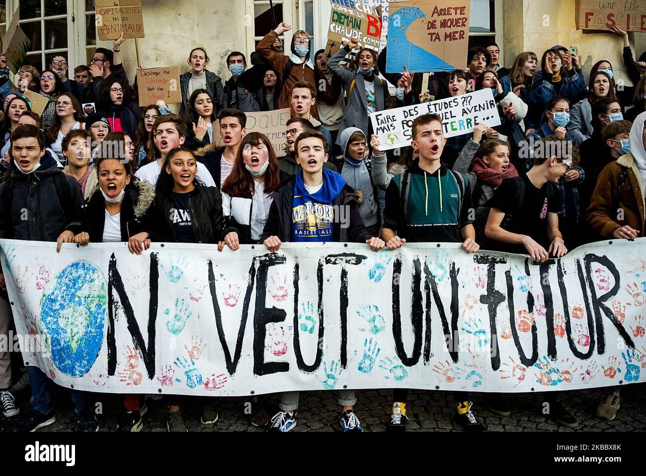 Manifestanti giovanili nel centro di Rennes, Francia per la protesta contro il cambiamento climatico, 29th novembre 2019 (Foto di Vernault Quentin/NurPhoto) Foto Stock