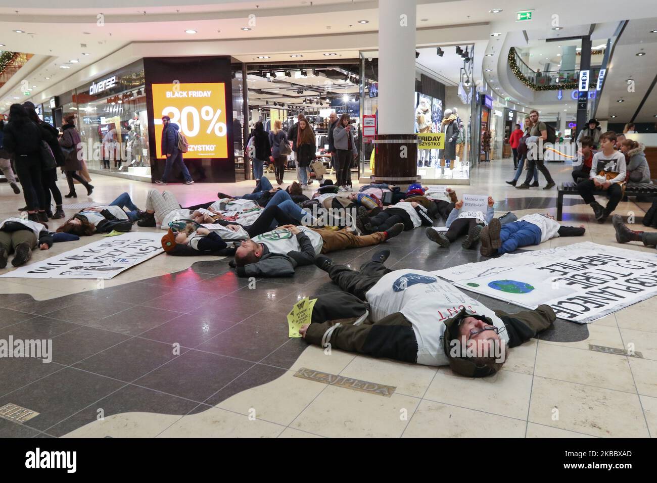 I membri della ribellione di estinzione durante un flashmob anti-Black Friday sono visti a Danzica, Polonia il 29 novembre 2019 i membri della ribellione di estinzione chiedono una riduzione dei consumi, che genera inquinamento ambientale e cambiamenti climatici. (Foto di Michal Fludra/NurPhoto) Foto Stock