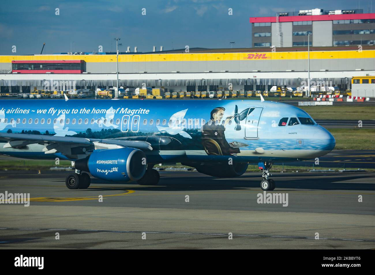 Brussels Airlines Airbus A320-200 come visto sulla tassiera che tassa e decolli dall'aeroporto nazionale Zaventem Bruxelles il 19 novembre 2019. L'aereo ha la registrazione OO-SNC ed è dipinto in uno schema di livrea di colori speciali '' icone belghe - Rene Margitte ''. Brussels Airlines SN bel BEELINE è il vettore di bandiera del Belgio e la più grande compagnia aerea del paese, con sede nella capitale belga Brussel - Nationaal Airport BRU EBBR ed è membro dell'alleanza aerea Star Alliance del Gruppo Lufthansa. (Foto di Nicolas Economou/NurPhoto) Foto Stock