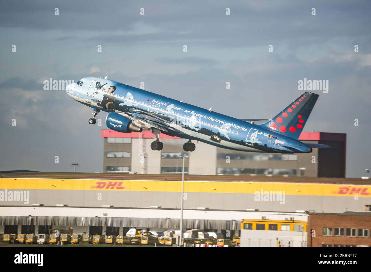 Brussels Airlines Airbus A320-200 come visto sulla tassiera che tassa e decolli dall'aeroporto nazionale Zaventem Bruxelles il 19 novembre 2019. L'aereo ha la registrazione OO-SNC ed è dipinto in uno schema di livrea di colori speciali '' icone belghe - Rene Margitte ''. Brussels Airlines SN bel BEELINE è il vettore di bandiera del Belgio e la più grande compagnia aerea del paese, con sede nella capitale belga Brussel - Nationaal Airport BRU EBBR ed è membro dell'alleanza aerea Star Alliance del Gruppo Lufthansa. (Foto di Nicolas Economou/NurPhoto) Foto Stock