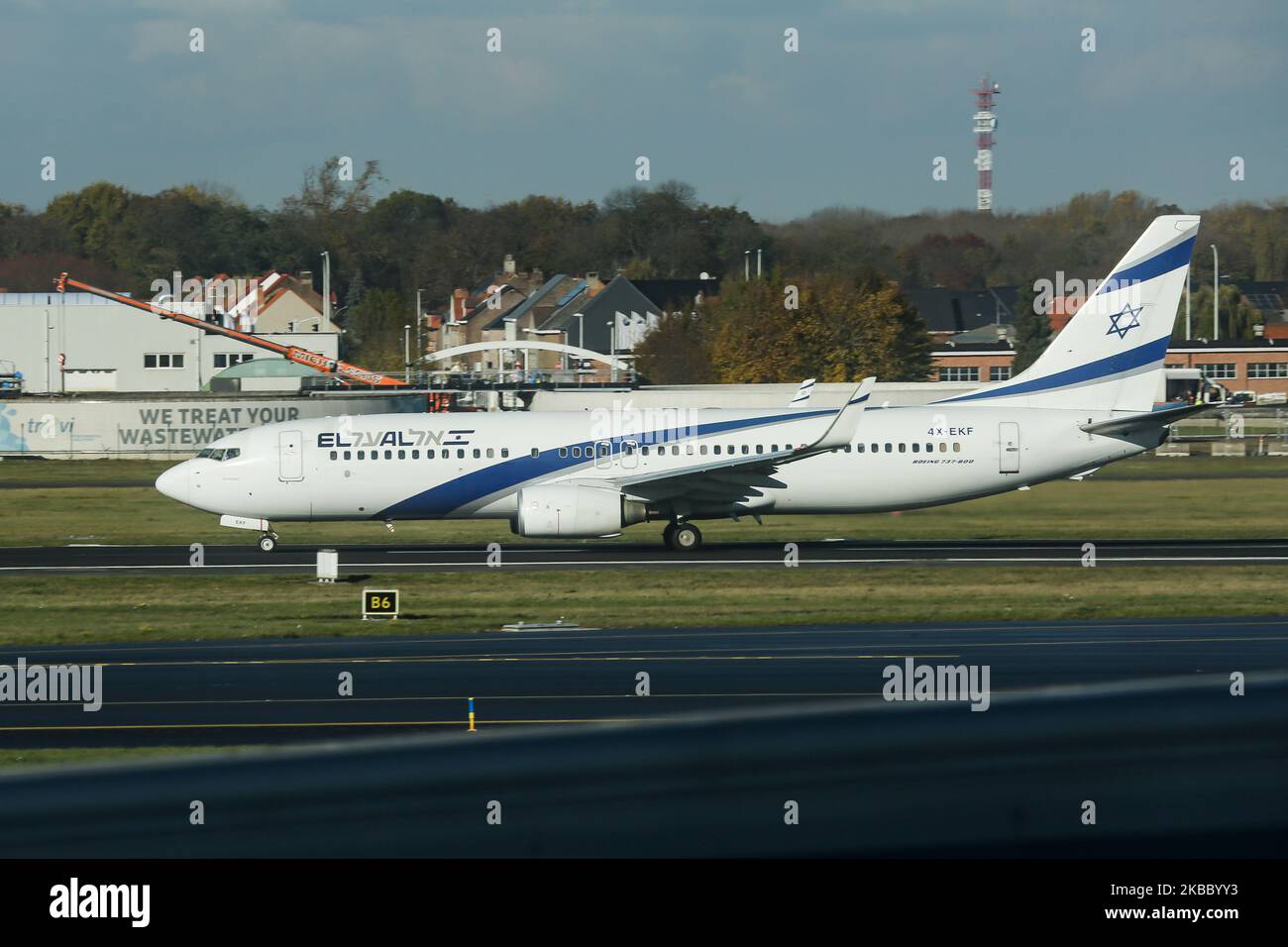 El al Israel Airlines Boeing 737-800 NG come visto durante la rotazione in partenza dal decollo dall'aeroporto internazionale Zaventem di Bruxelles in Belgio il 19 novembre 2019. L'aereo ha la registrazione 4X-EKF, il nome Kinneret. El al Israel Airlines Ltd LY ELY ELAL è il vettore di bandiera di Israele. La compagnia aerea israeliana ha sede presso l'aeroporto TLV LBG di Tel Aviv ben Gurion. (Foto di Nicolas Economou/NurPhoto) Foto Stock