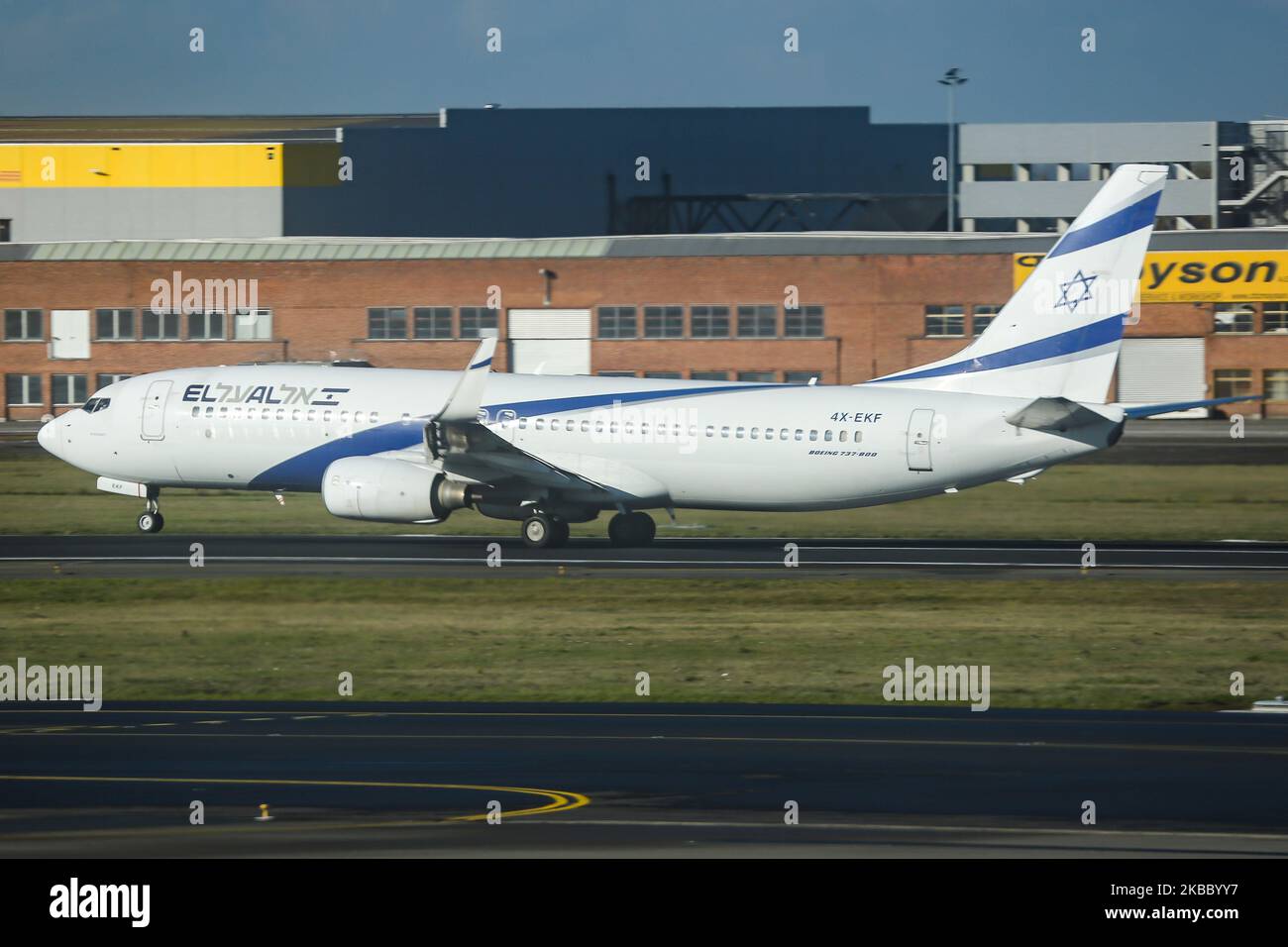 El al Israel Airlines Boeing 737-800 NG come visto durante la rotazione in partenza dal decollo dall'aeroporto internazionale Zaventem di Bruxelles in Belgio il 19 novembre 2019. L'aereo ha la registrazione 4X-EKF, il nome Kinneret. El al Israel Airlines Ltd LY ELY ELAL è il vettore di bandiera di Israele. La compagnia aerea israeliana ha sede presso l'aeroporto TLV LBG di Tel Aviv ben Gurion. (Foto di Nicolas Economou/NurPhoto) Foto Stock