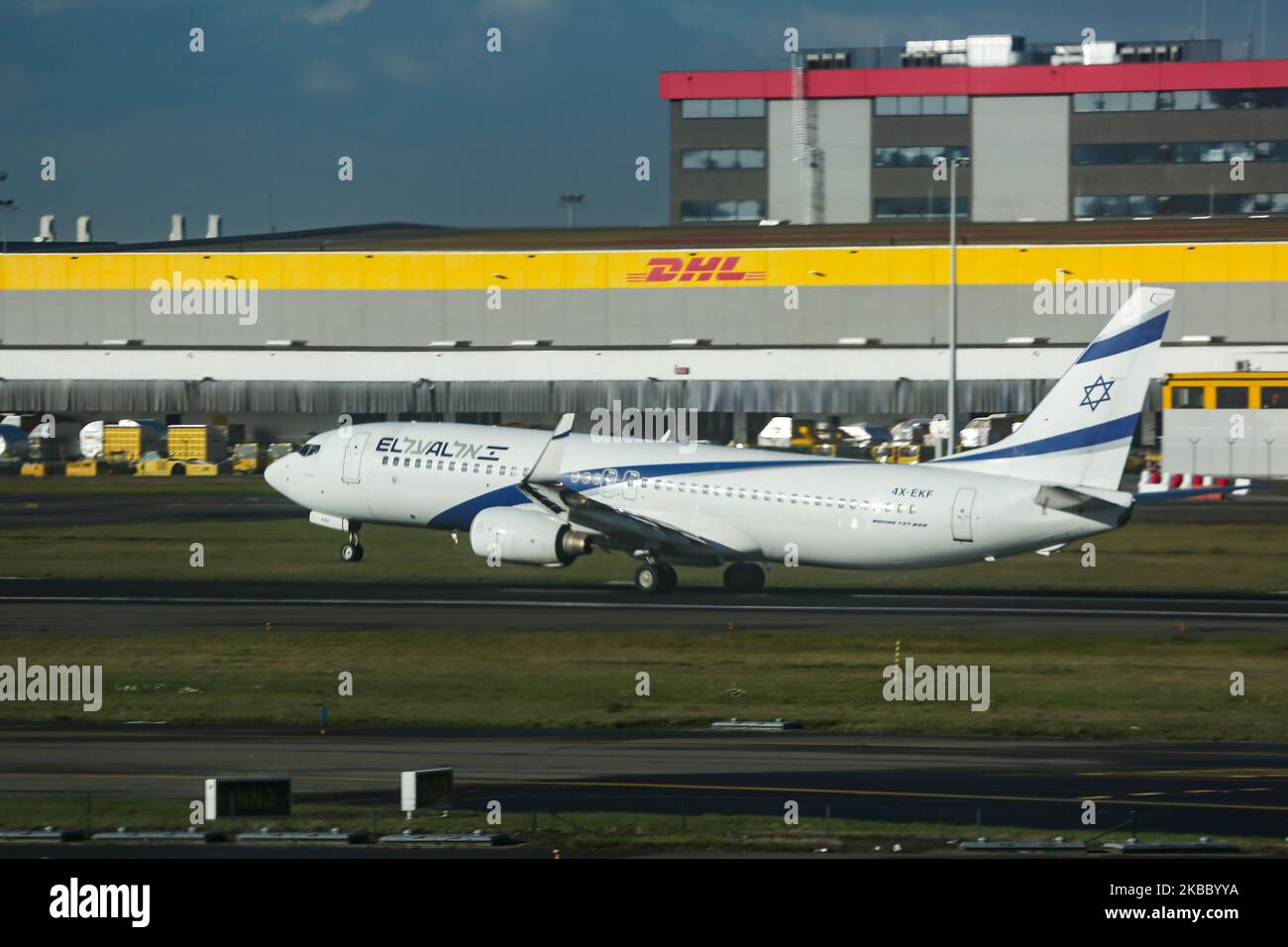 El al Israel Airlines Boeing 737-800 NG come visto durante la rotazione in partenza dal decollo dall'aeroporto internazionale Zaventem di Bruxelles in Belgio il 19 novembre 2019. L'aereo ha la registrazione 4X-EKF, il nome Kinneret. El al Israel Airlines Ltd LY ELY ELAL è il vettore di bandiera di Israele. La compagnia aerea israeliana ha sede presso l'aeroporto TLV LBG di Tel Aviv ben Gurion. (Foto di Nicolas Economou/NurPhoto) Foto Stock