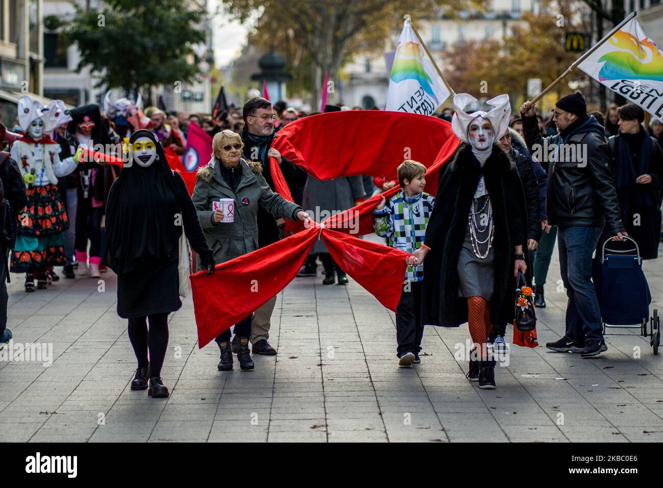 Marzo per la Giornata Mondiale contro l'AIDS a Lione, in Francia, il 1 dicembre 2019. (Foto di Nicolas Liponne/NurPhoto) Foto Stock