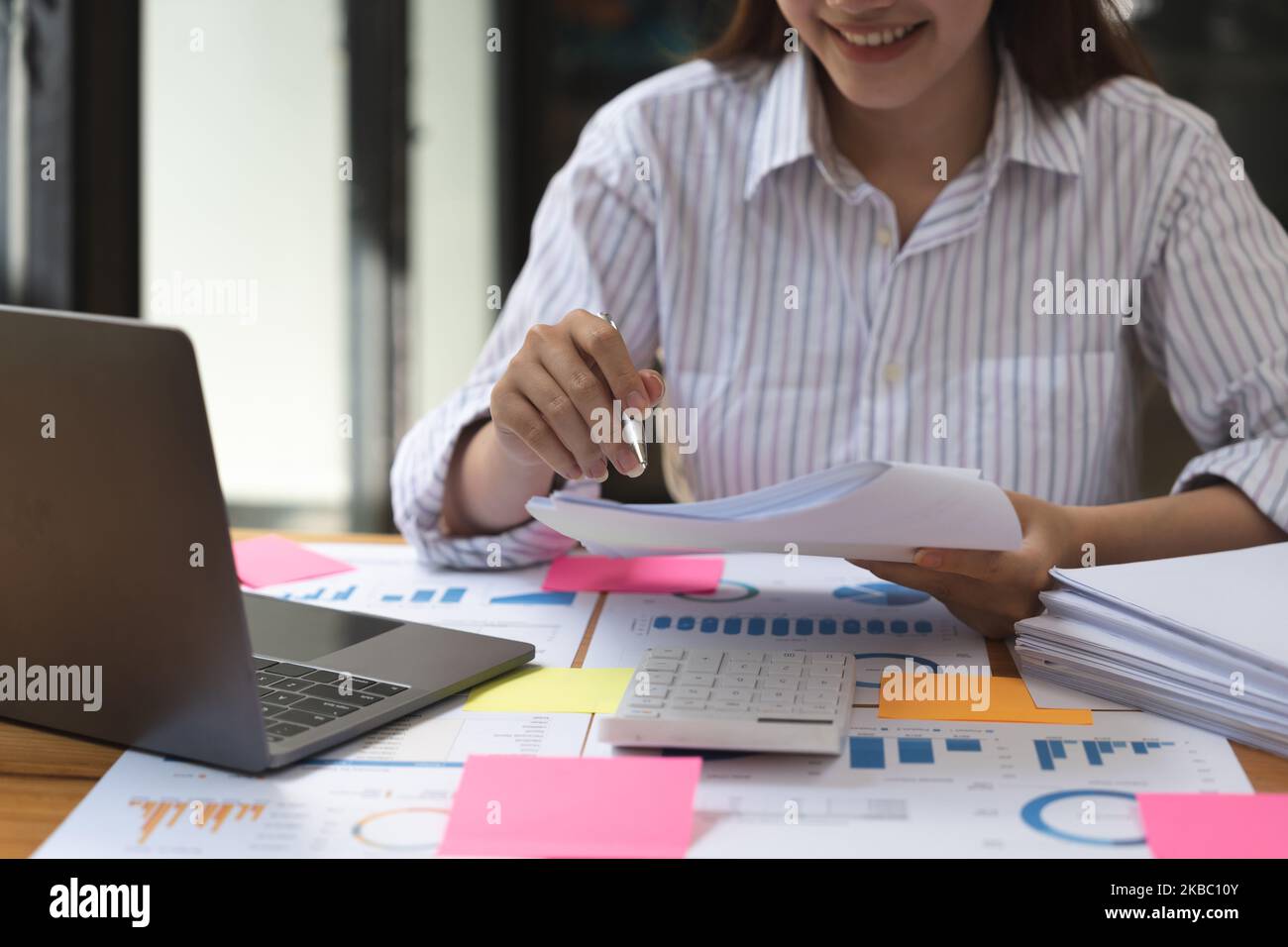 Primo piano contabile che lavora su calcolatrice e lpaperwork per calcolare il documento contabile dei dati aziendali in ufficio. Foto Stock