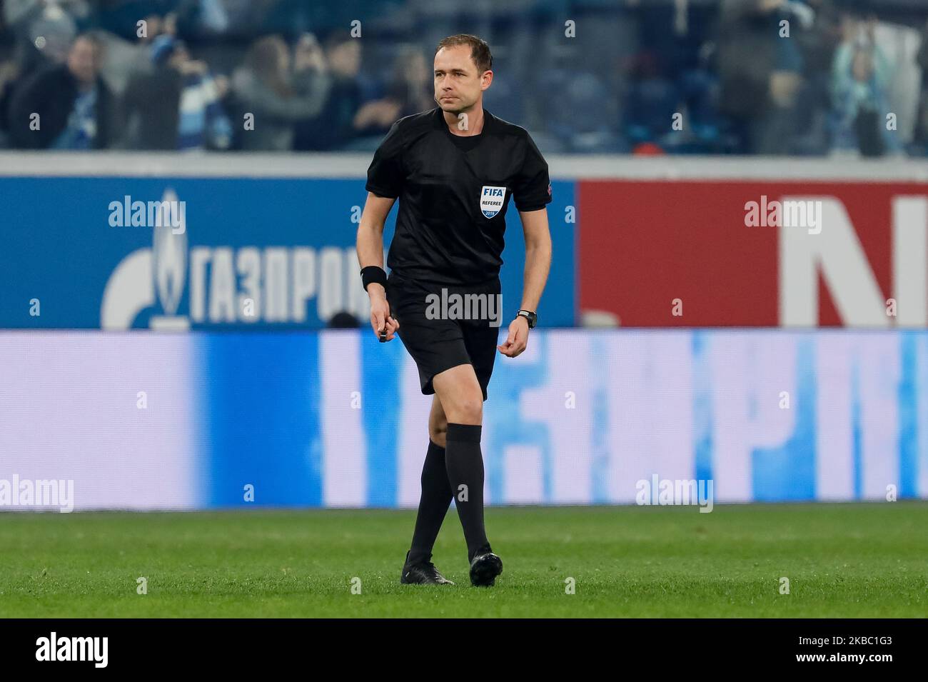 Arbitro Vitaly Meshkov durante la partita della Premier League russa tra il FC Zenit Saint Petersburg e il FC Spartak Moscow il 1 dicembre 2019 alla Gazprom Arena di San Pietroburgo, Russia. (Foto di Mike Kireev/NurPhoto) Foto Stock