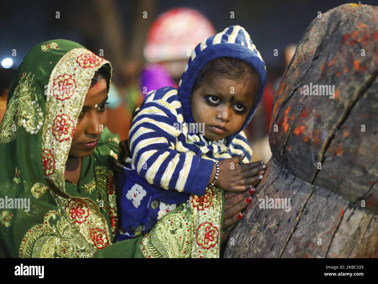 Un bambino che offre preghiere nel tempio di Gadhimai Lunedi, 2 dicembre 2019 nel quartiere di Bara, a circa 160 chilometri di distanza da Kathmandu. Gadhimai è una festa popolare, che viene celebrata ogni cinque anni, dove animali come bufali e capre vengono sacrificati. Quest'anno, i sacrifici si svolgeranno martedì e mercoledì. (Foto di Saroj Baizu/NurPhoto) Foto Stock