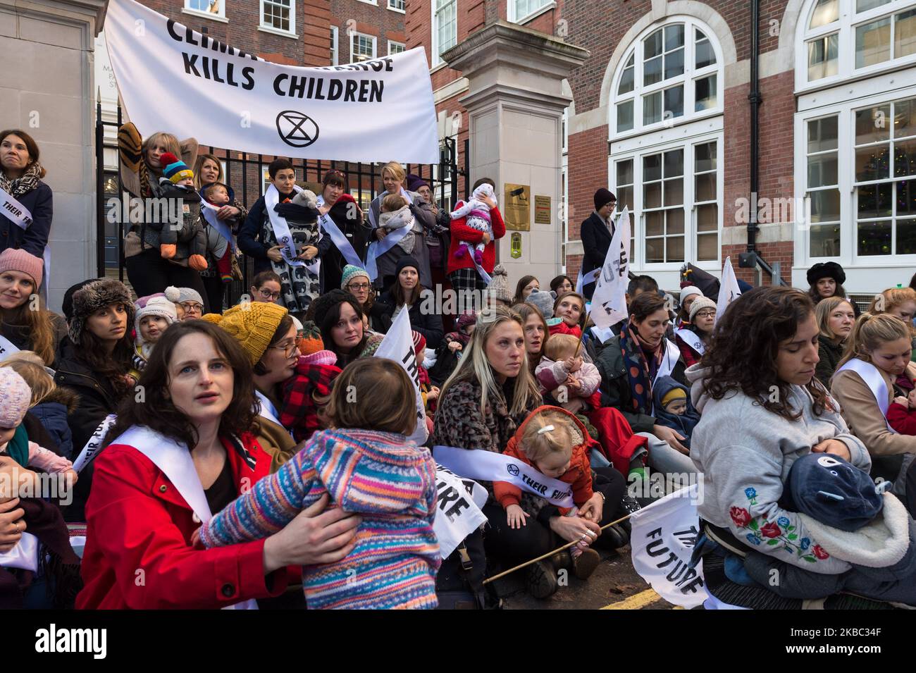 Un gruppo di madri della fase di Extinction Rebellion, la messa di protesta Feed-in al di fuori della sede del Partito conservatore, il 02 dicembre 2019 a Londra, Inghilterra. La manifestazione fa parte di una serie di proteste in vista delle elezioni generali del 12 dicembre, in cui si chiede che l'emergenza climatica sia posta in cima all'agenda dei principali partiti politici. (Foto di Wiktor Szymanowicz/NurPhoto) Foto Stock