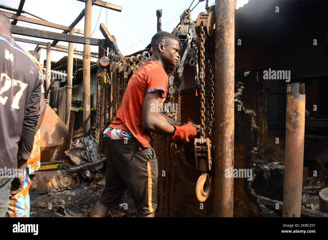 I proprietari di negozi che confezionano i resti delle loro proprietà sulla scena lunedì 2 dicembre 2019. A seguito dell'incidente d'incendio verificatosi domenica, iniziato alle 8:3P del mattino, distrusse 15 negozi e danneggiò altre proprietà del mercato Owode-Oniri nell'area di Ikorodu dello Stato di Lagos. Il mercato è noto per i suoi metalli pesanti provenienti da attività industriali, in particolare da rottami. I commercianti entrano nel commercio per le materie prime, comprano i materiali e tagliano le piastre. I rifiuti sono sempre convertiti in ricchezza, riciclano i rifiuti in troppi tipi di articoli utilizzabili. (Foto di Olukayode Jaiyeola/NurPhot Foto Stock