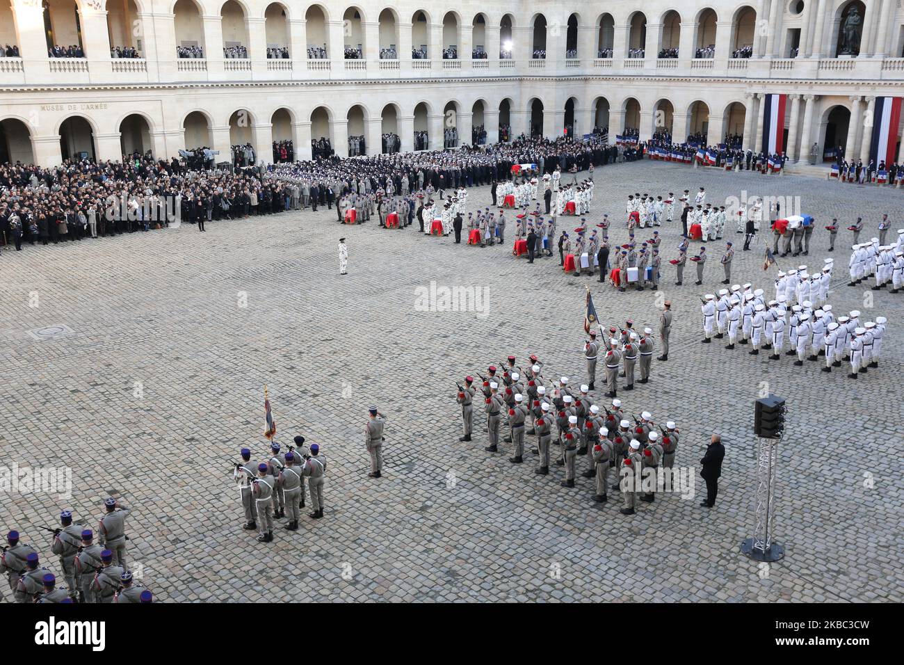 Soldati, funzionari e parenti partecipano alla cerimonia di tributo il 2 dicembre 2019 al monumento Invalides, a Parigi, per i 13 soldati francesi uccisi in Mali. Nel suo più grande funerale militare degli ultimi decenni, la Francia onora 13 soldati uccisi quando i loro elicotteri si sono scontrati sul Mali, mentre in missione combattono estremisti affiliati al gruppo dello Stato islamico. (Foto di Michel Stoupak/NurPhoto) Foto Stock